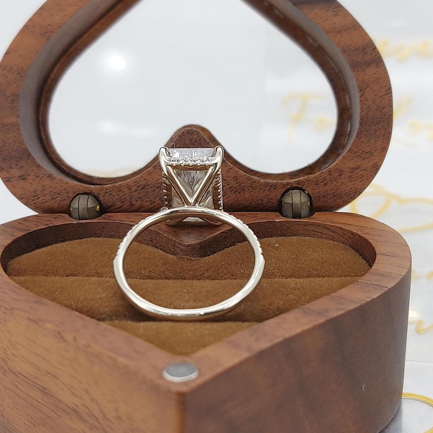 5 Karat Radiant IGI-zertifizierter Labor-Diamant-Verlobungsring Radiant cut Moissanite engagement ring in 935 Argentium Silber — custom handcrafted by Forever For Love
