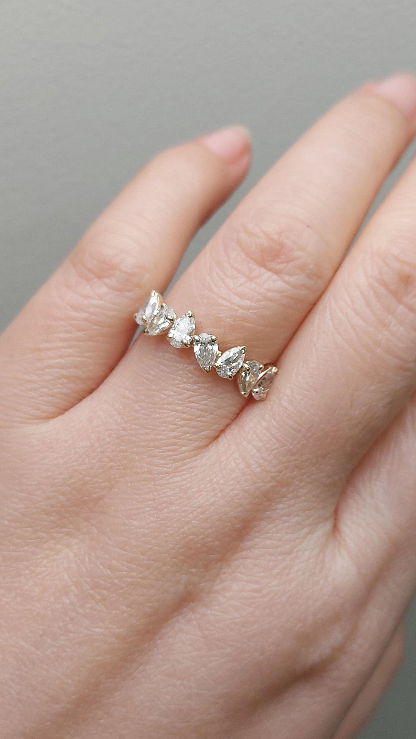 Birnen Labor-Diamant Halb-Eternity-Ring — Platin Pear cut Moissanite engagement ring in 935 Argentium Silber — custom handcrafted by Forever For Love