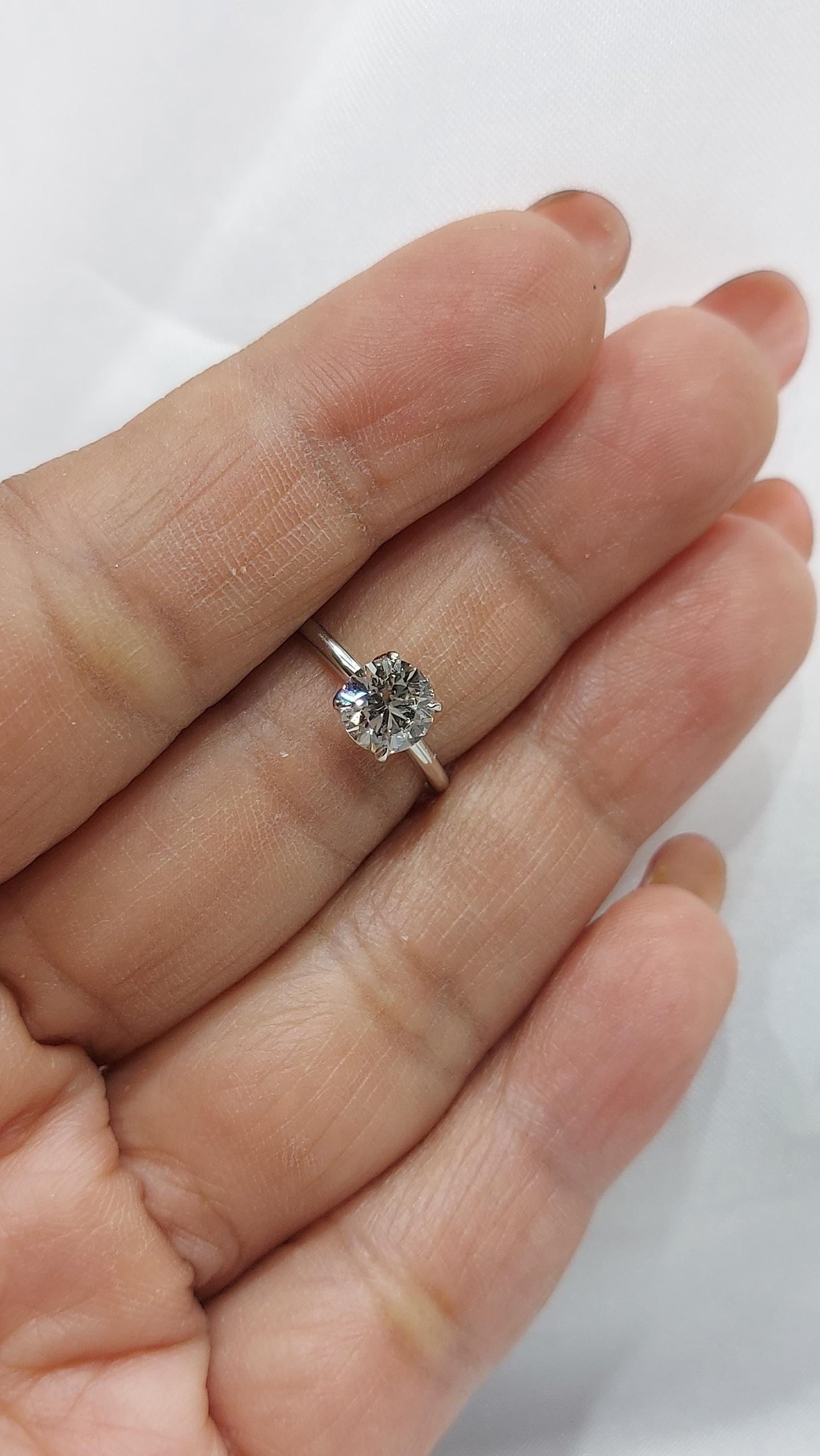 Bague de fiançailles solitaire en diamant de laboratoire rond de 0,8 carat Round cut 1Ct Moissanite taille brillant engagement ring in Gold or Platinum — custom handcrafted by Forever For Love
