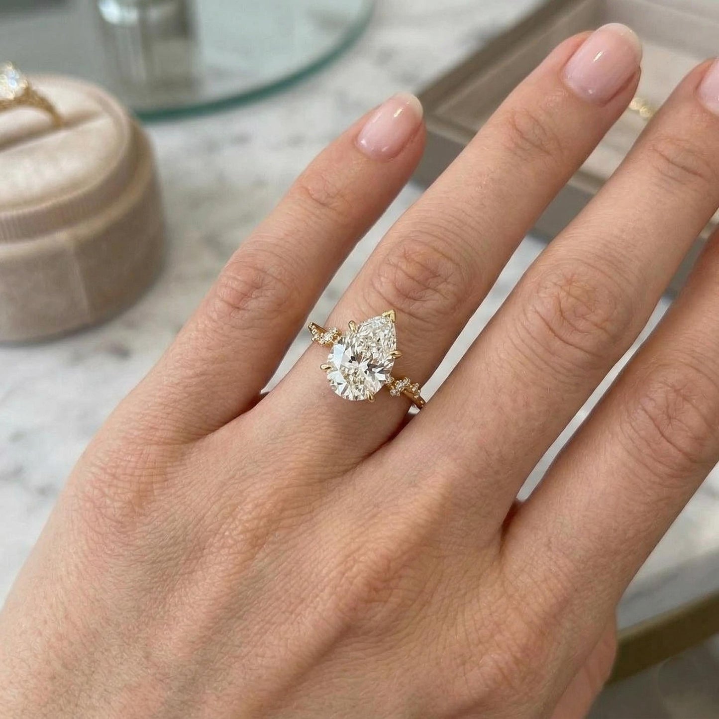 3.1 Karat IGI zertifizierter Birnen-Labor-Diamantring Pear cut Moissanite engagement ring in 935 Argentium Silber — custom handcrafted by Forever For Love
