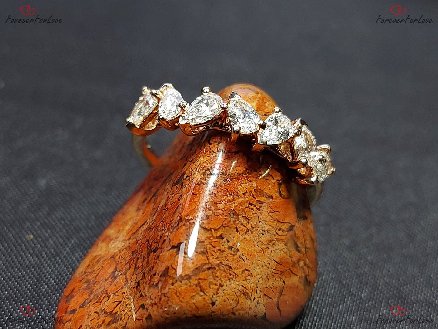 Bande de mariage/anniversaire de poire en diamant de laboratoire en or massif/platine – Bande demi-éternité. Pear cut Moissanite Taille Brillant engagement ring in Gold or Platinum — custom handcrafted by Forever For Love