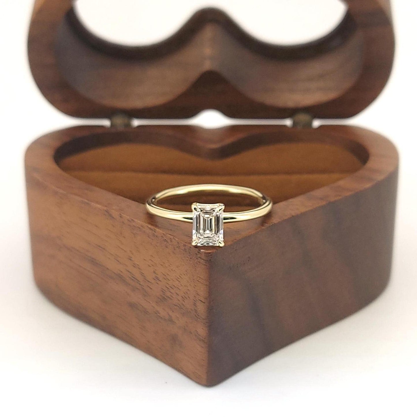 Bague de fiançailles solitaire émeraude 1 carat diamant émeraude certifiée IGI Emerald cut 1Ct Moissanite Taille Brillant engagement ring in Gold or Platinum — custom handcrafted by Forever For Love