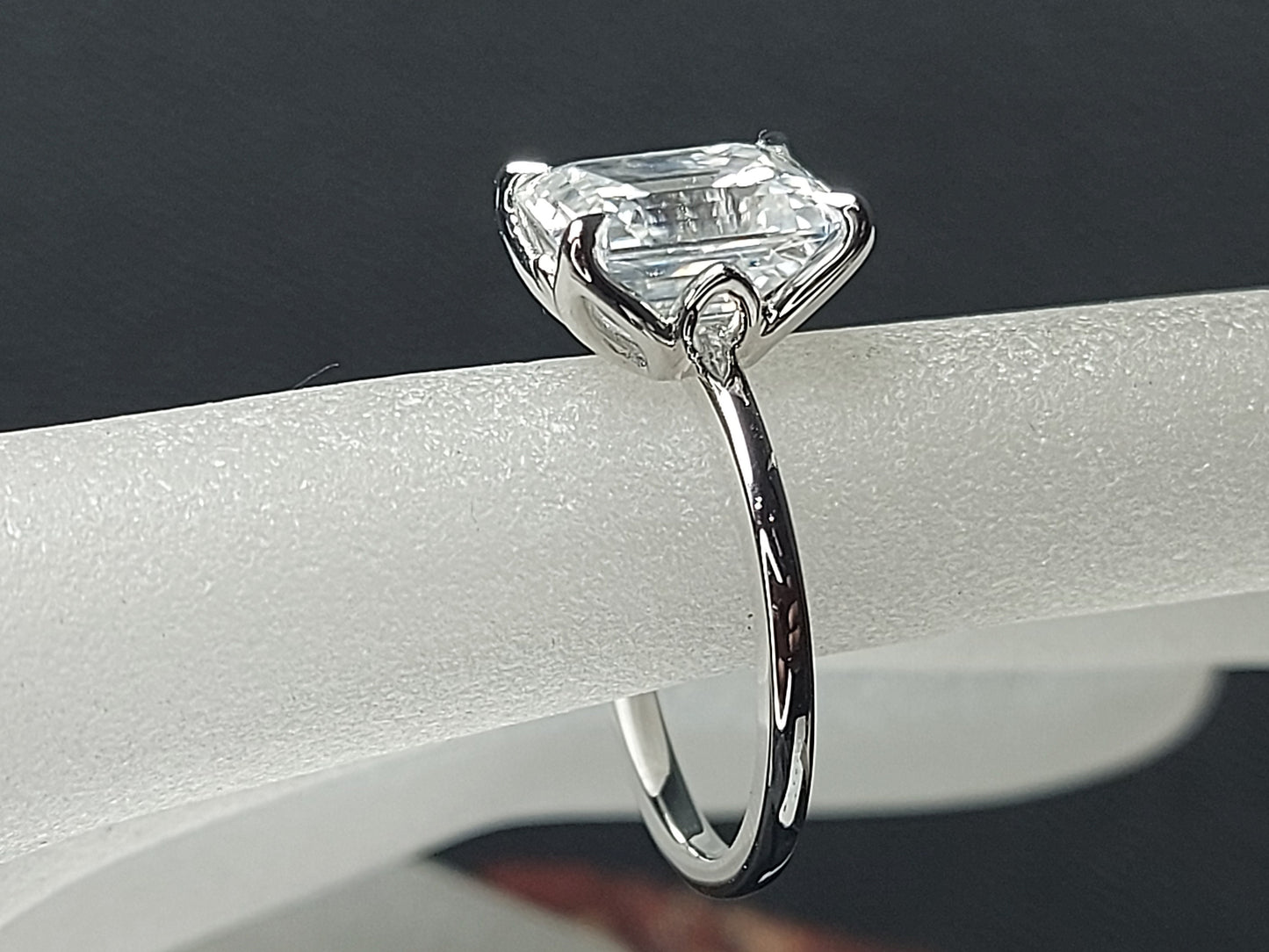 Solitaire 4 carats taille émeraude en diamant de laboratoire avec halo Emerald cut 1Ct Moissanite taille brillant engagement ring in Gold or Platinum — custom handcrafted by Forever For Love