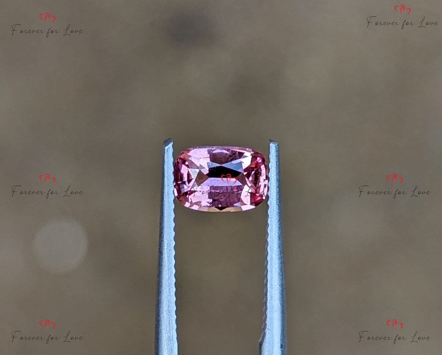 Saphir Padparadscha 0,76 carats, Saphir Padparadscha véritable de Ceylan non chauffé non traité de taille coussin pour elle. Moissanite engagement ring in Gold or Platinum — custom handcrafted by Forever For Love