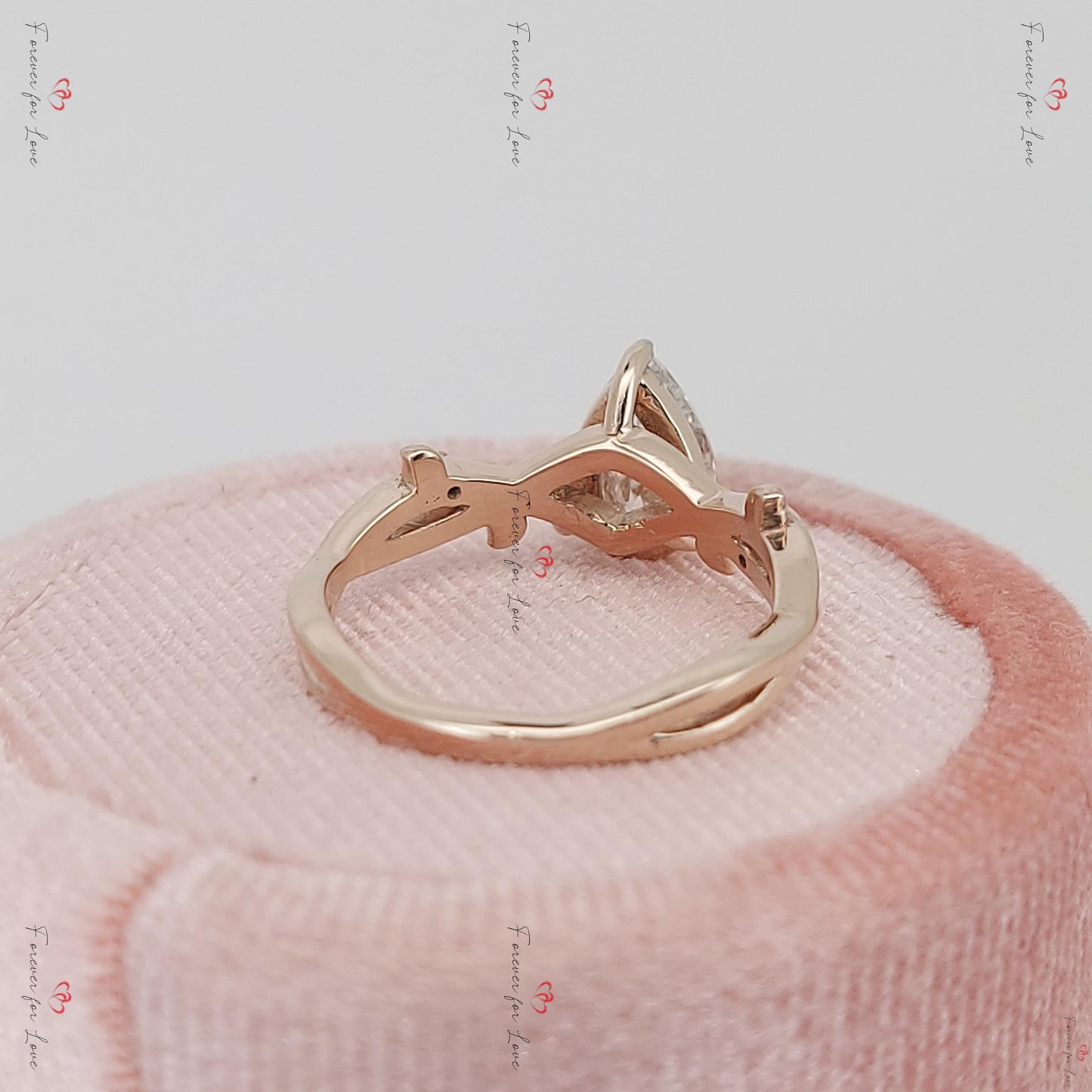 3 Karat IGI zertifizierter birnenförmiger Labor-Diamant-Verlobungsring Pear cut Moissanite engagement ring in 935 Argentium Silber — custom handcrafted by Forever For Love