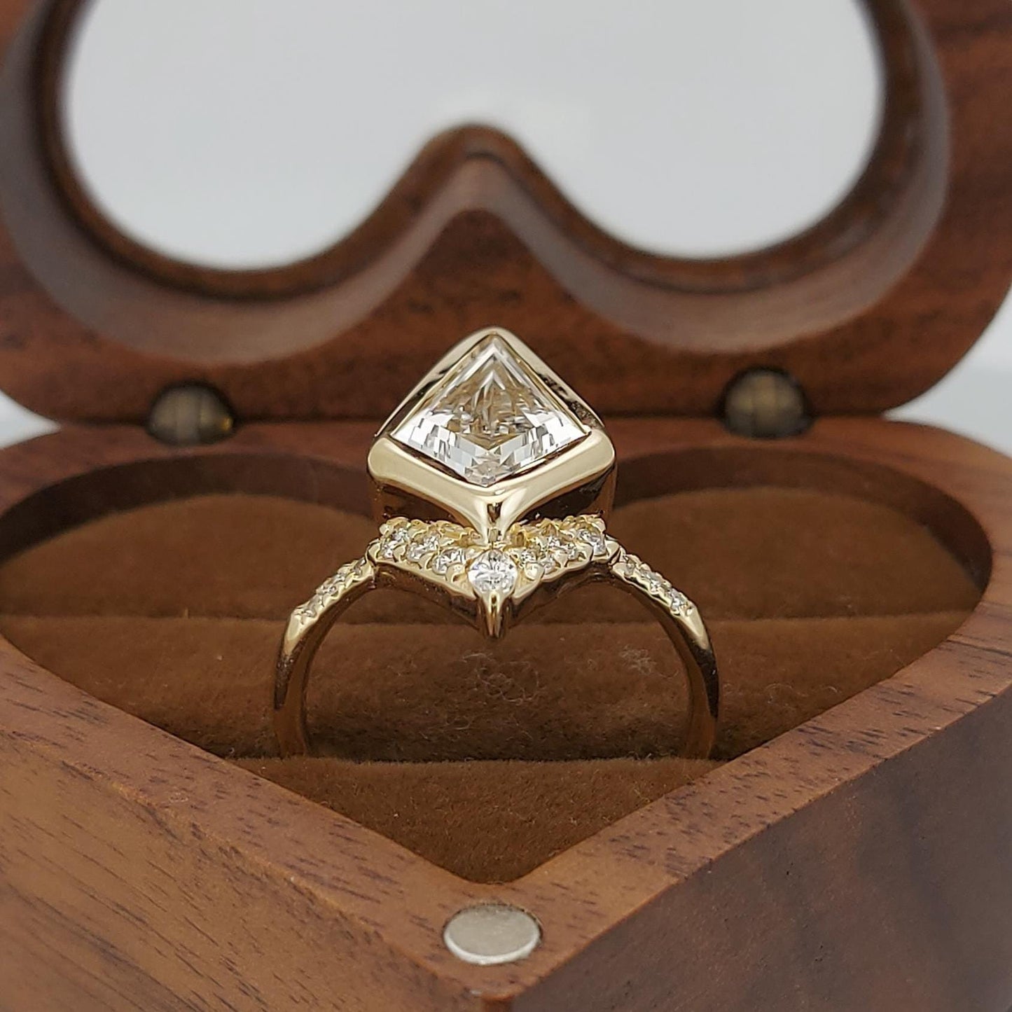Bague Solitaire en Diamant de Laboratoire de 3 carats Taille Cerf-Volant Certifié IGI Kite cut 1Ct Moissanite taille brillant engagement ring in Gold or Platinum — custom handcrafted by Forever For Love
