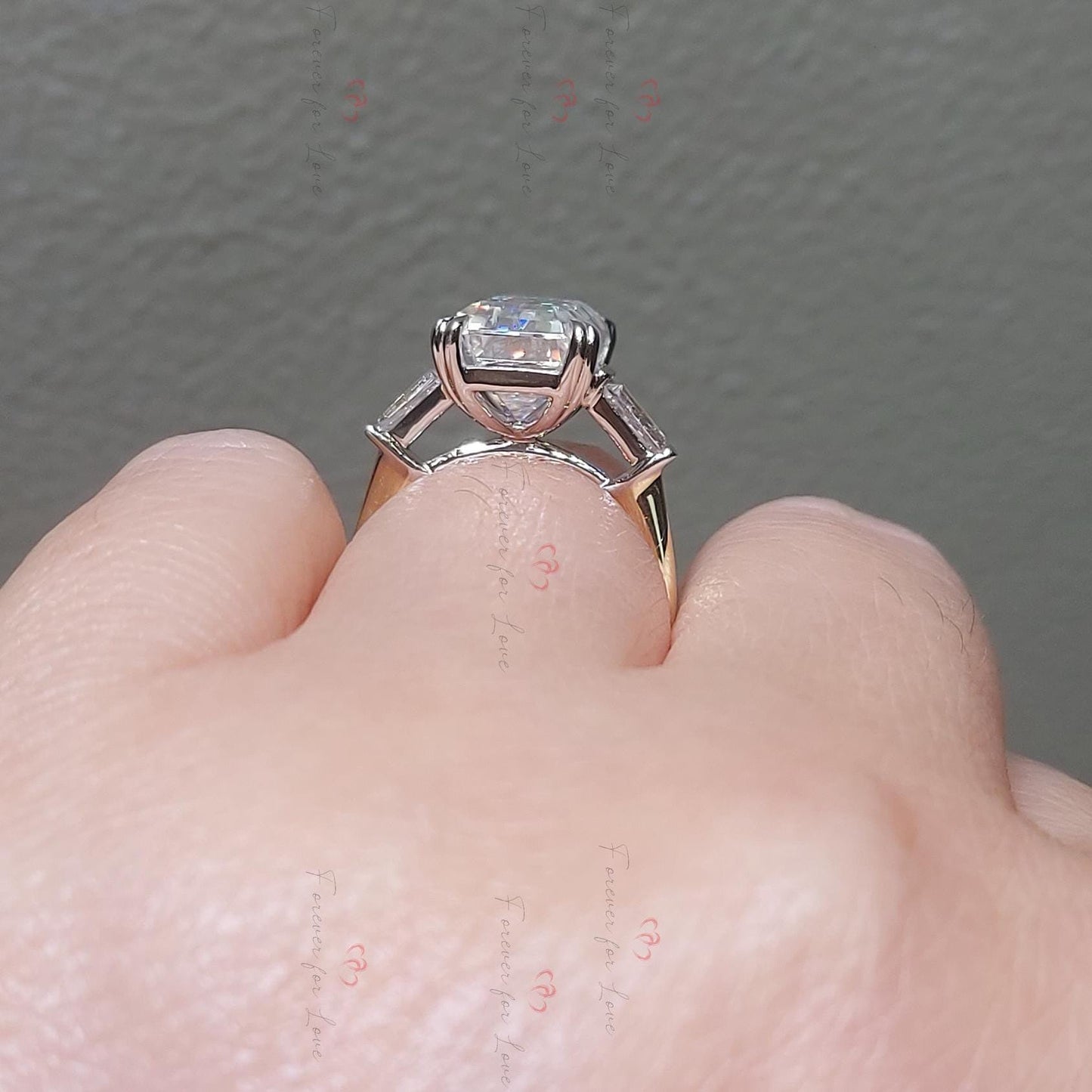 Verlobungsring mit dreifachem Stein, 7 Karat Smaragd-Moissanit Emerald cut Moissanite engagement ring in Gold or Platinum — custom handcrafted by Forever For Love