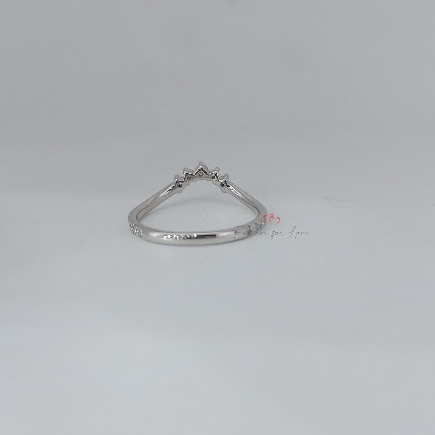 Bague empilable Courbe en diamant de laboratoire Round Lab Round cut Moissanite taille brillant engagement ring in Gold or Platinum — custom handcrafted by Forever For Love