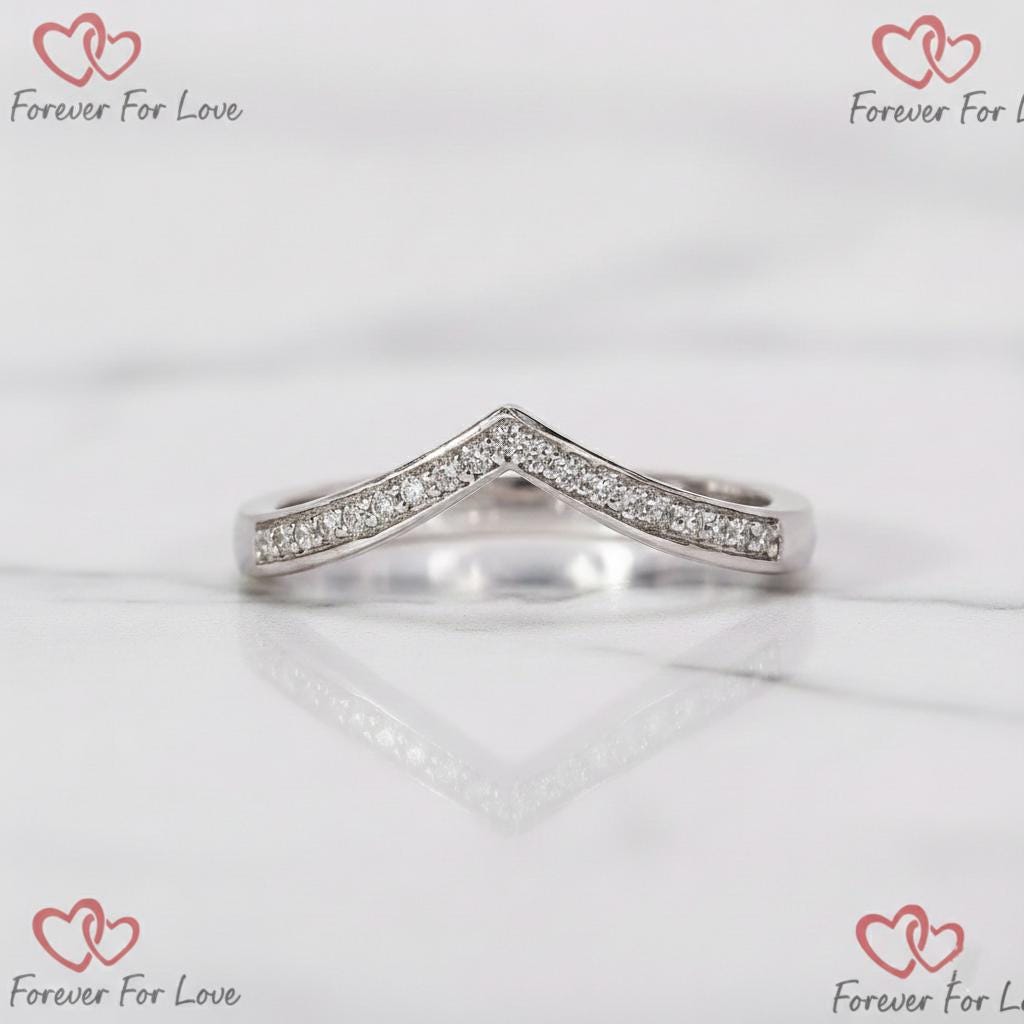 Bague empilable Courbe en V avec Diamant de Laboratoire Rond Round cut Moissanite taille brillant engagement ring in Gold or Platinum — custom handcrafted by Forever For Love