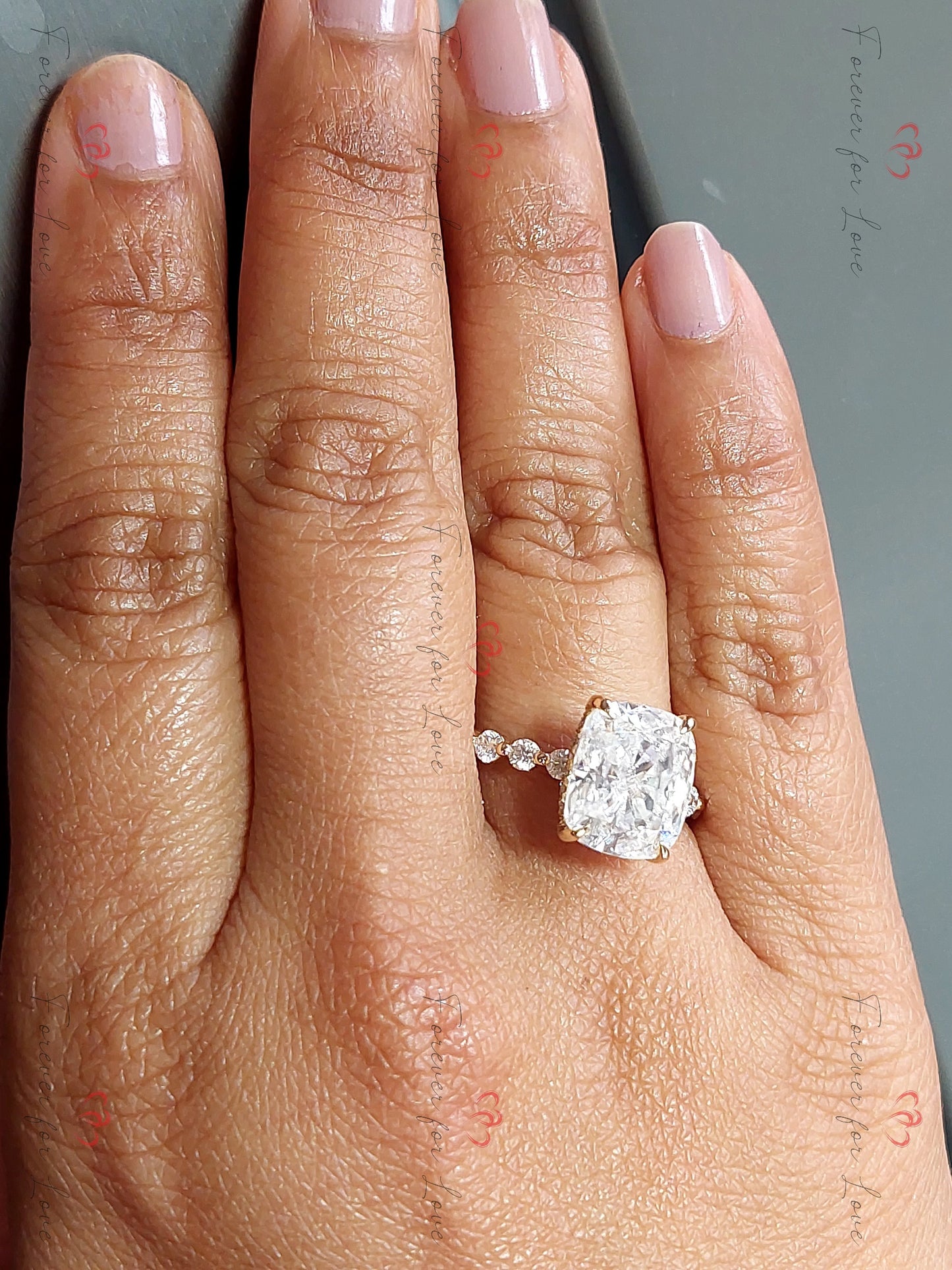 Bague de Fiançailles en Moissanite Coupe Coussin, Bague Moissanite 4 carats, Bague Diamant Pavé, Demande en Mariage, Bague Promesse pour elle. Cushion cut 1Ct Moissanite taille brillant engagement ring in Gold or Platinum — custom handcrafted by Forever For Love