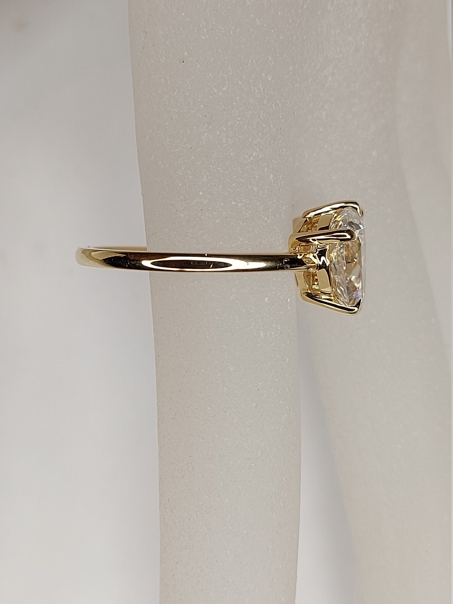 Bague de fiançailles poire 4 carats/ 10*7 mm, bague avec halo de diamants cachés, bague moissanite taille poire, grande bague de célébrité. Pear cut 1Ct Moissanite Taille Brillant engagement ring in Gold or Platinum — custom handcrafted by Forever For Love