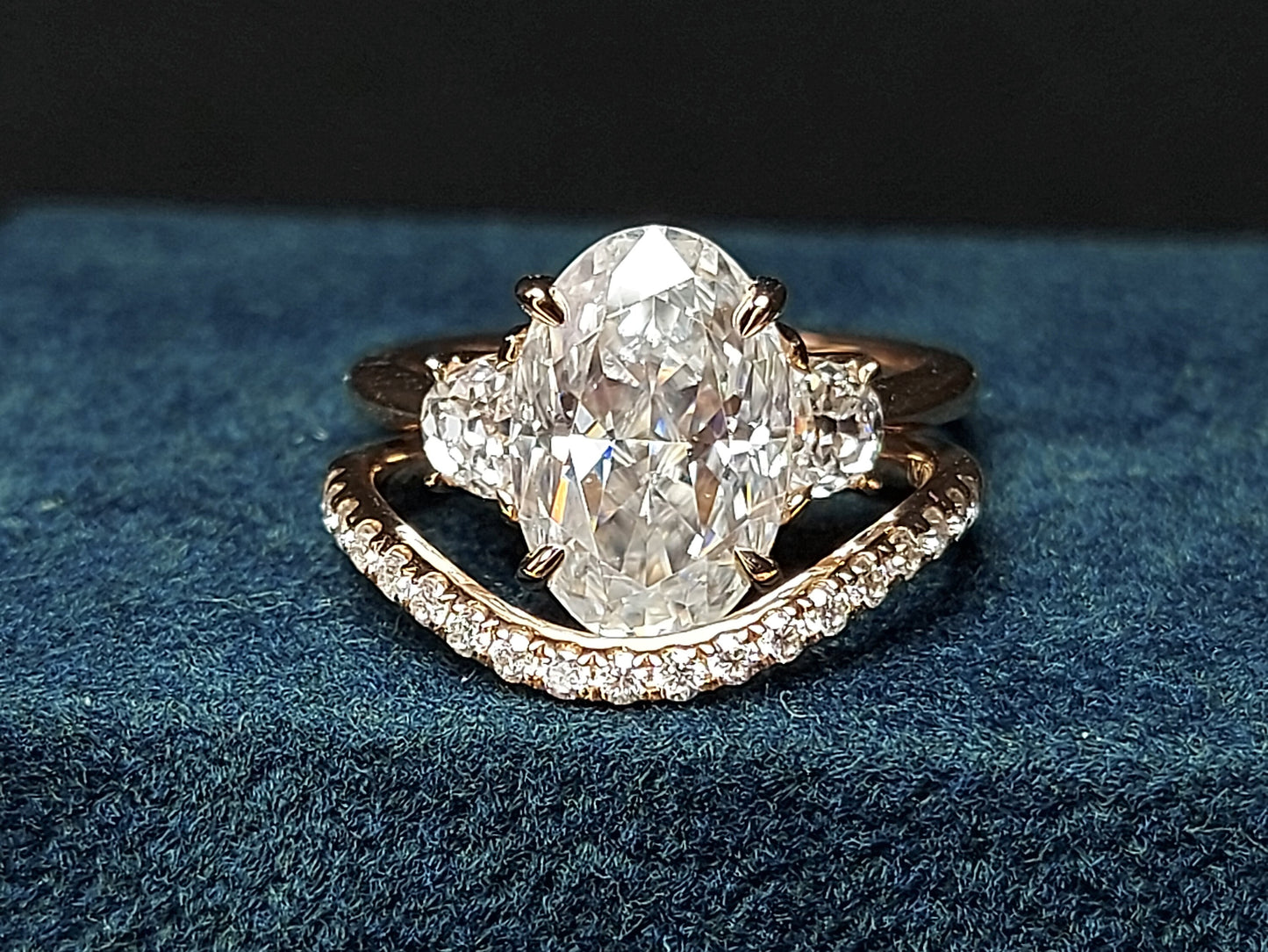Ensemble de mariée trois pierres en moissanite ovale de 4,6 Ct avec accents de lune Oval cut Moissanite taille brillant engagement ring in Gold or Platinum — custom handcrafted by Forever For Love