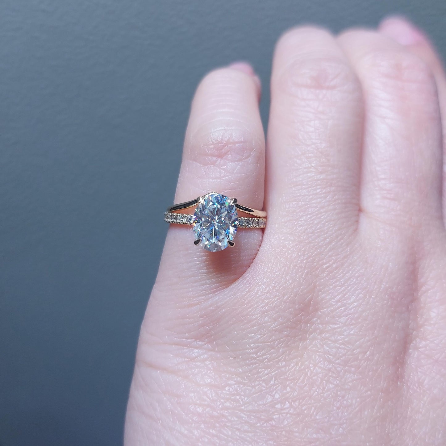3ct Ehering-Set mit ovalem Schliff in Gelbgold, ovales Brautset mit Brillantschliff, oval geschnittenes Moissanit-Brautset, Moissanit-Brautset. Oval cut Moissanite engagement ring in 935 Argentium Silber — custom handcrafted by Forever For Love
