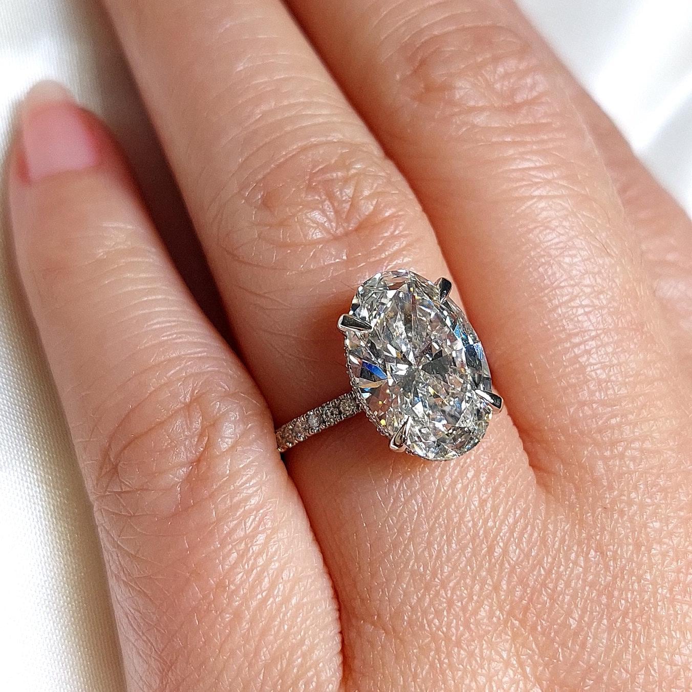 Verlobungsring aus 8 Karat ovalem Moissanit mit verdecktem Pavé Oval cut Moissanite engagement ring in 935er Argentium Silber — custom handcrafted by Forever For Love
