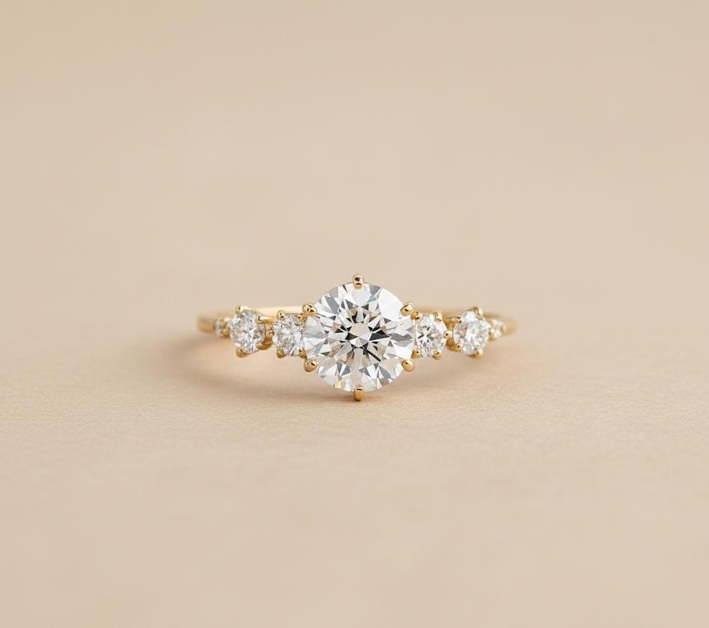 Bague de fiançailles avec diamant de synthèse rond Round cut 1Ct Moissanite taille brillant engagement ring in Gold or Platinum — custom handcrafted by Forever For Love
