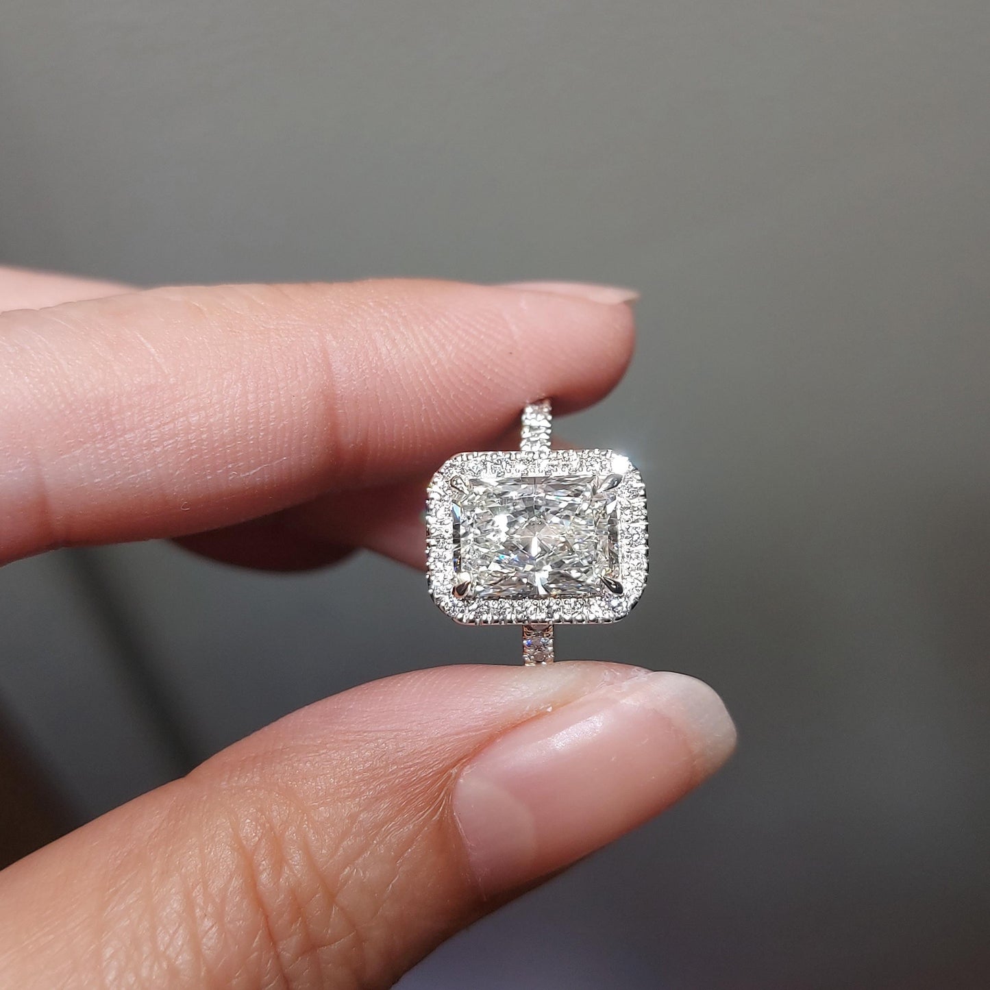 Bague de fiançailles en diamant radiant de laboratoire de 2,5 carats certifié IGI Radiant cut 1Ct Moissanite taille brillant engagement ring in Gold or Platinum — custom handcrafted by Forever For Love
