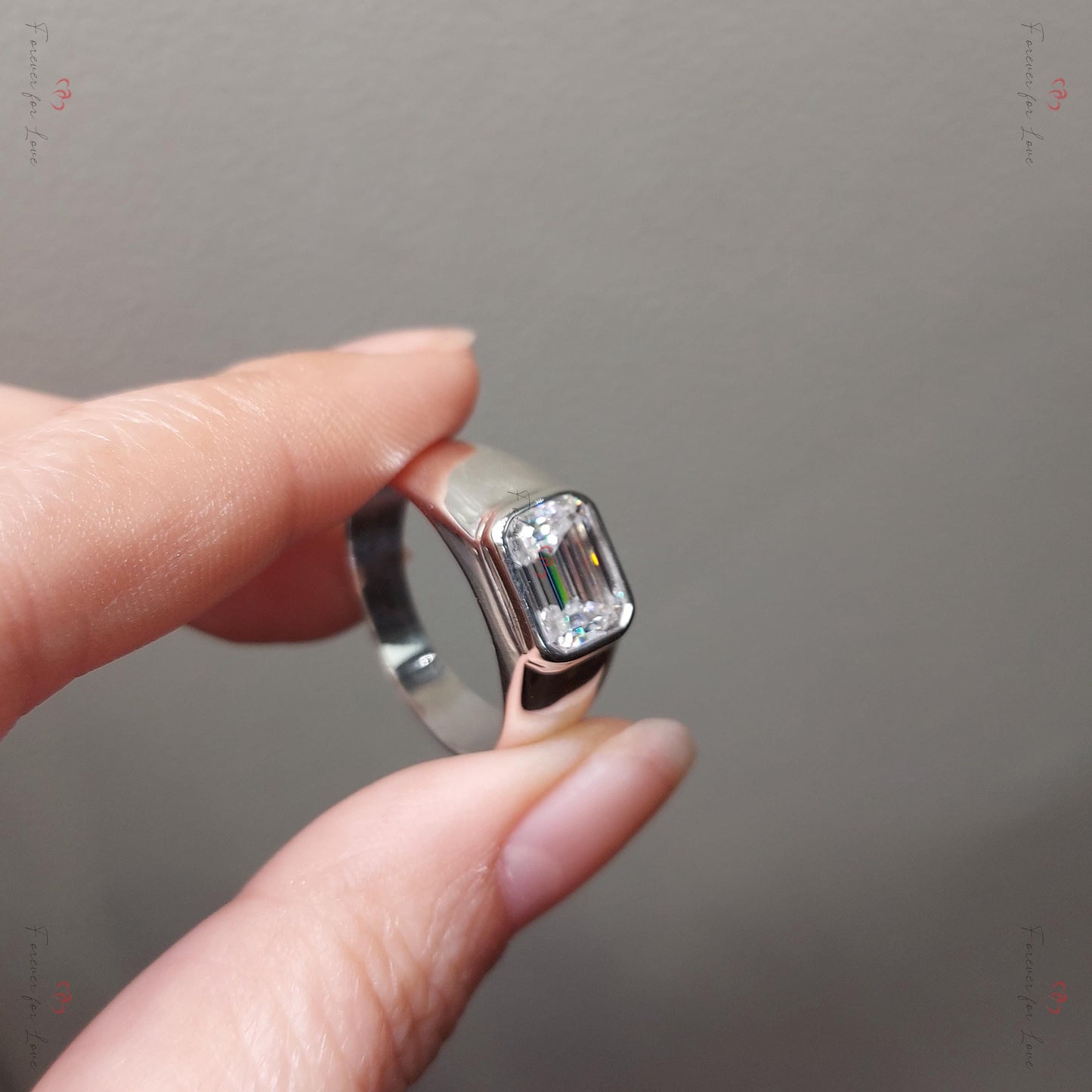 Vollrand-Solitärring für Herren, Smaragdschliff Moissanit Statement Ring, Hochzeit für Ihn, Jahrestagsgeschenk, Ring für Ihn, Vatertagsgeschenk Emerald cut Moissanite engagement ring in 935 Argentium Silber — custom handcrafted by Forever For Love