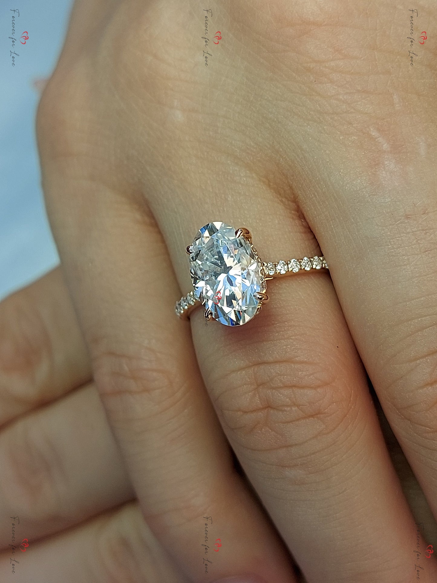 Bague de fiançailles ovale, bague de fiançailles ovale en moissanite de 3 carats en or massif, bague de fiançailles ovale allongée, bague de fiançailles moderne. Oval cut 1Ct Moissanite taille brillant engagement ring in Gold or Platinum — custom handcrafted by Forever For Love