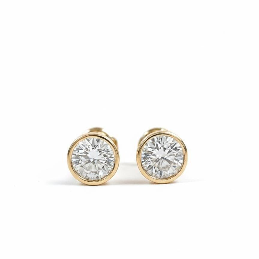 Paire de clous d'oreilles en or jaune 14 carats avec diamants de synthèse taille ronde, sertis clos, poids total 4 carats. Cadeau idéal pour elle. Moissanite engagement ring in Gold or Platinum — custom handcrafted by Forever For Love