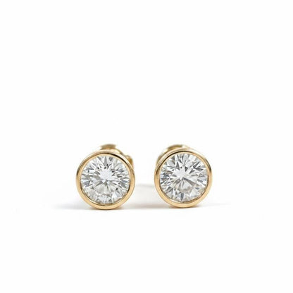 Paire de clous d'oreilles en or jaune 14 carats avec diamants de synthèse taille ronde, sertis clos, poids total 4 carats. Cadeau idéal pour elle.