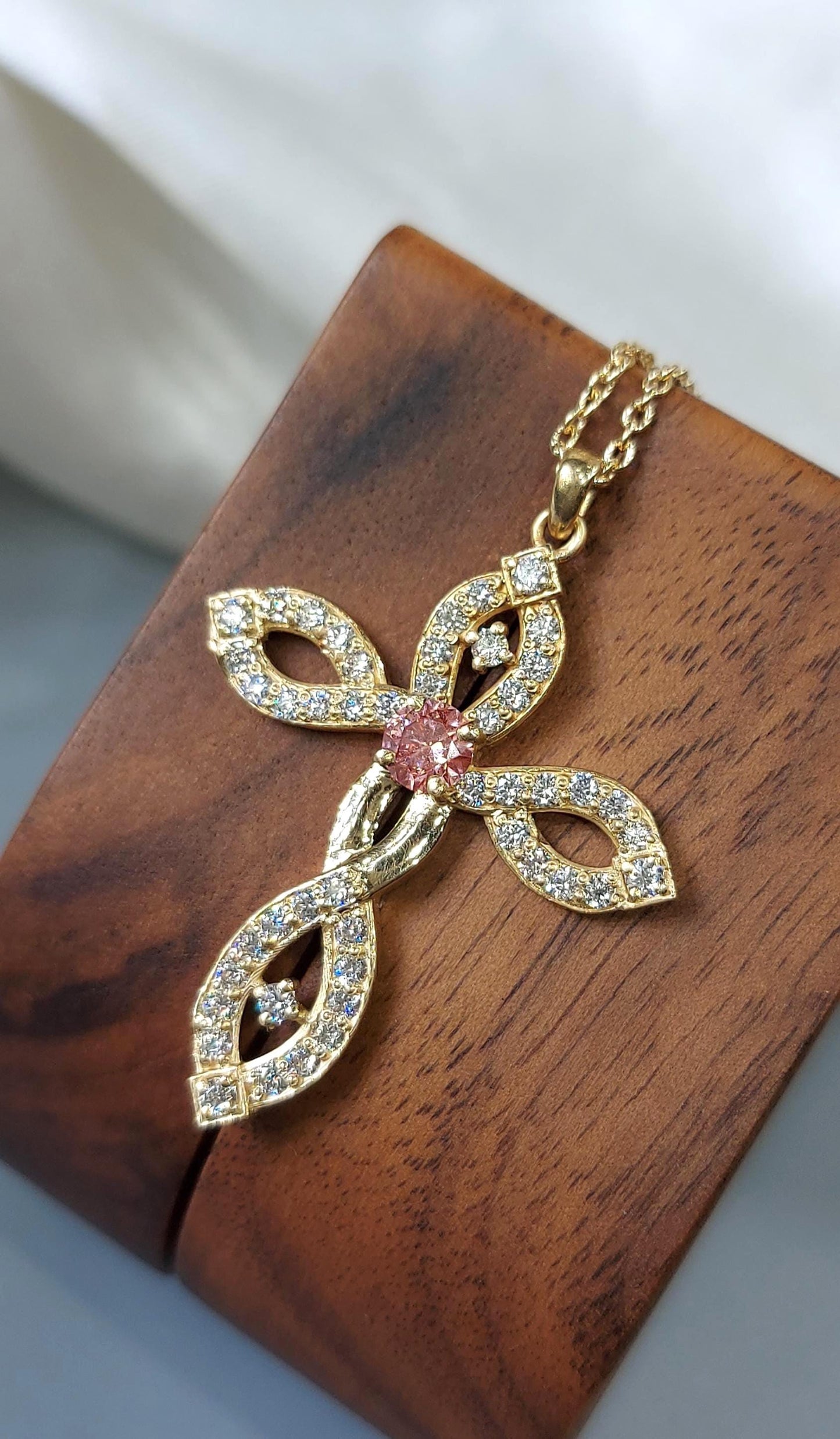Gedrehte Goldkreuz-Halskette mit rosa Diamant für Frauen, Diamant-Kreuz-Anhänger, christlicher Glaubensanhänger, Kreuz-Geschenk für Frauen Moissanite engagement ring in Gold or Platinum — custom handcrafted by Forever For Love