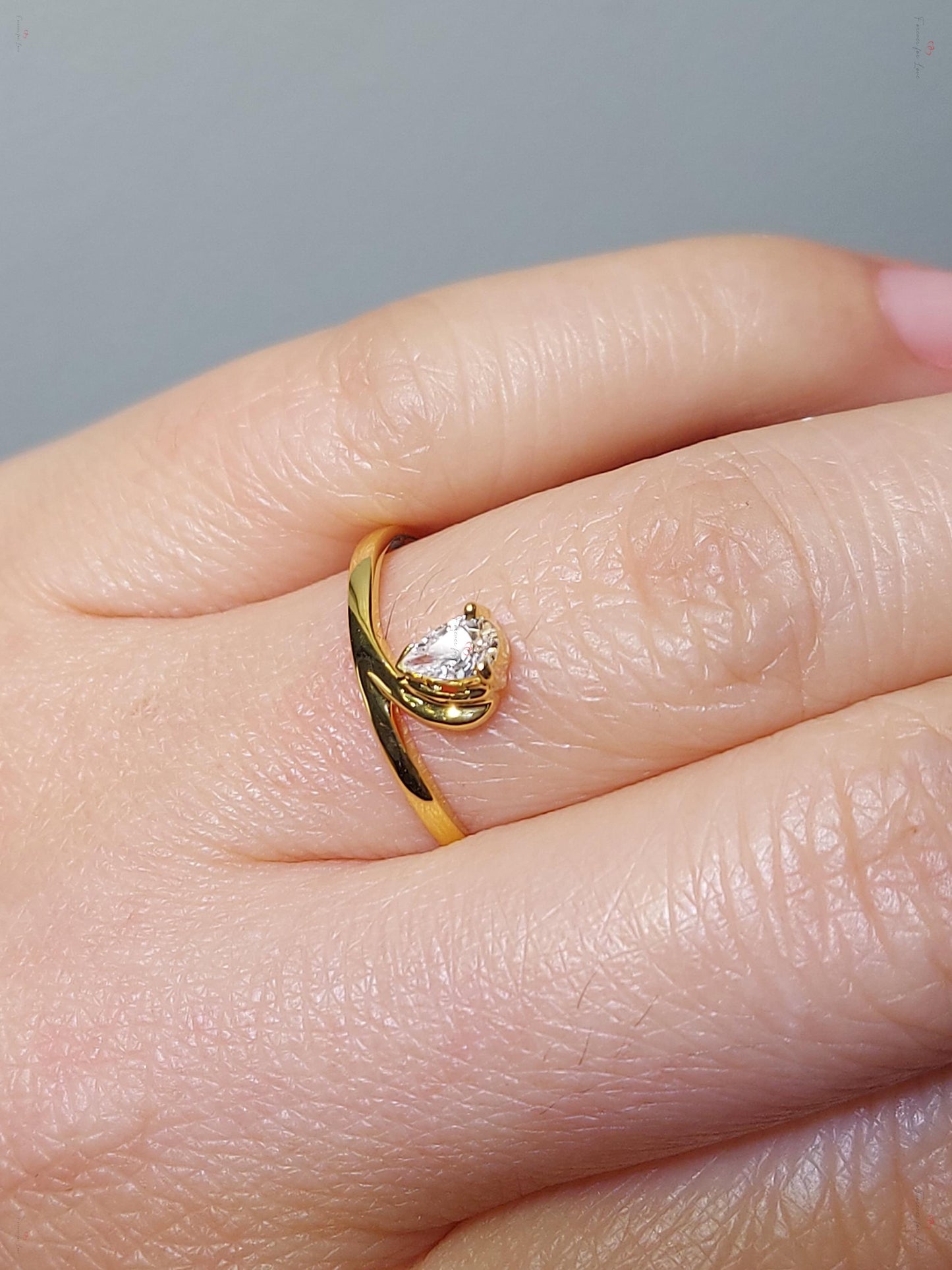 1,5 Karat IGI zertifizierter birnenförmiger Labor-Diamant-Verlobungsring Pear cut Moissanite engagement ring in 935er Argentium Silber — custom handcrafted by Forever For Love