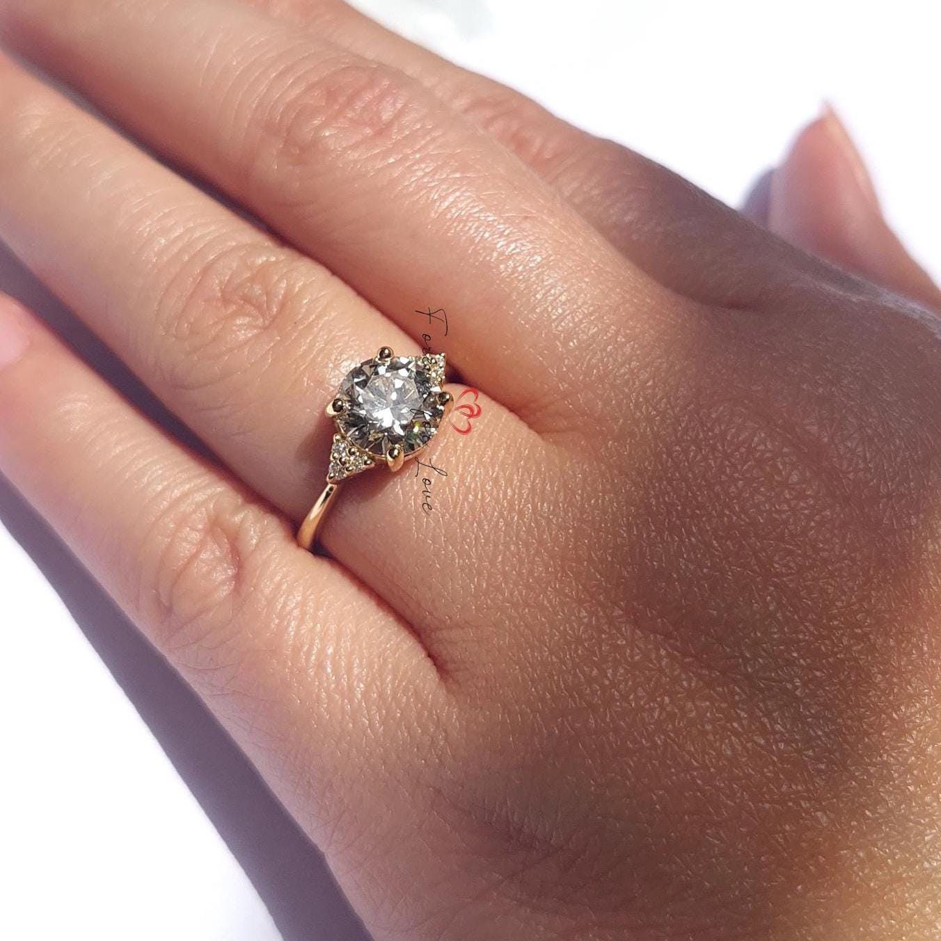 2,1 Karat IGI-zertifizierter runder Labor-Diamantring mit drei Steinen Round cut Moissanite engagement ring in Gold or Platinum — custom handcrafted by Forever For Love