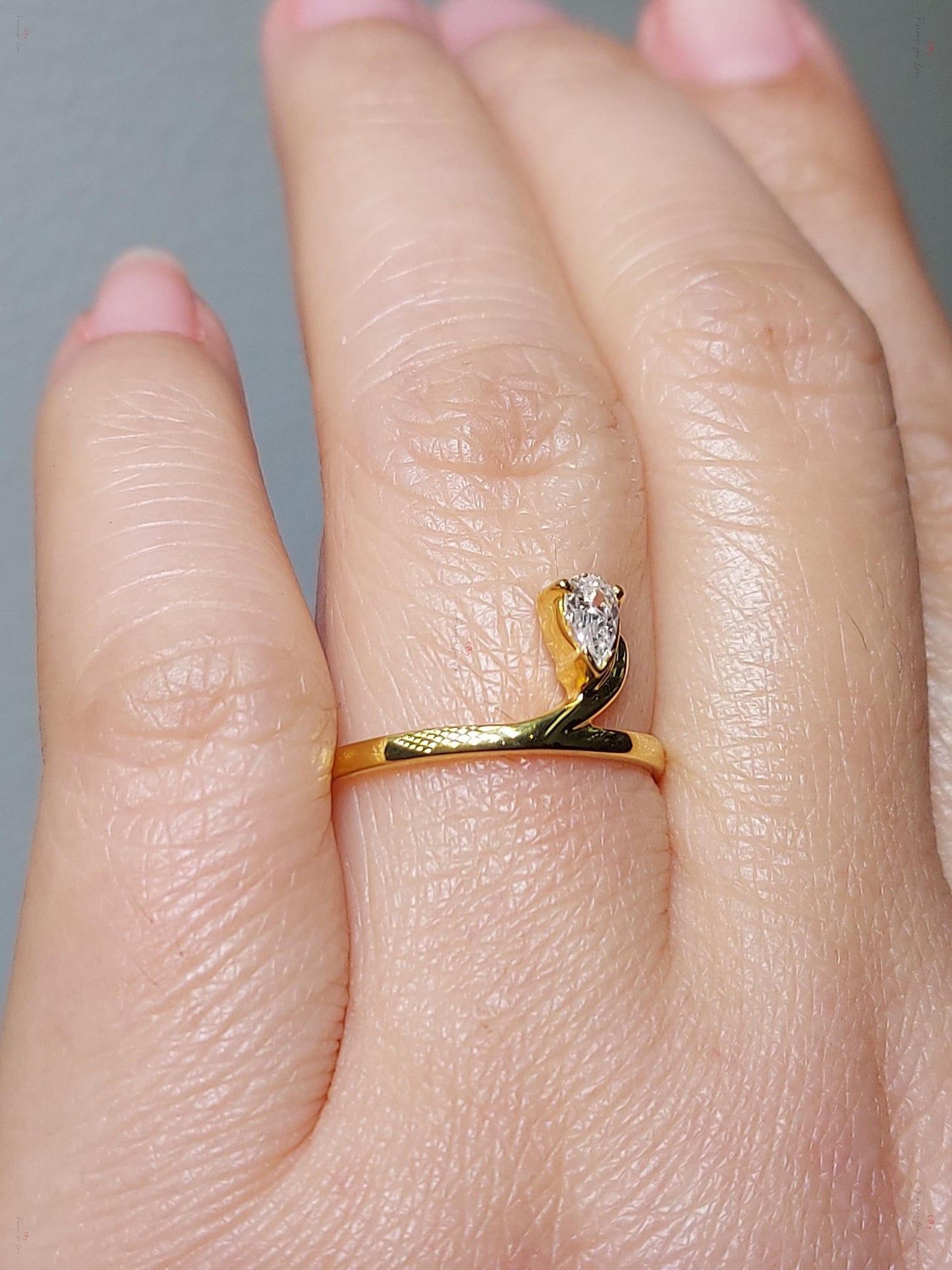 1,5 Karat IGI zertifizierter birnenförmiger Labor-Diamant-Verlobungsring Pear cut Moissanite engagement ring in 935er Argentium Silber — custom handcrafted by Forever For Love
