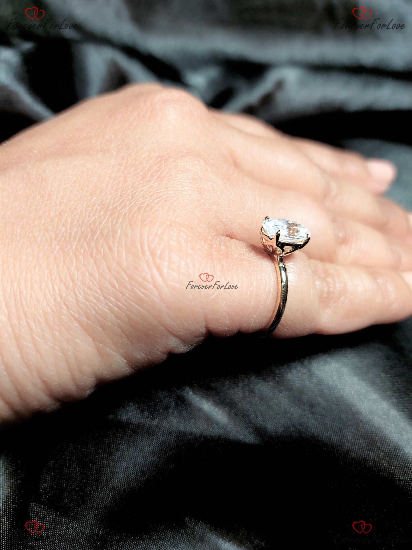 2 Karat ovaler Moissanit-Verlobungsring Oval cut Moissanite engagement ring in 935er Argentium Silber — custom handcrafted by Forever For Love