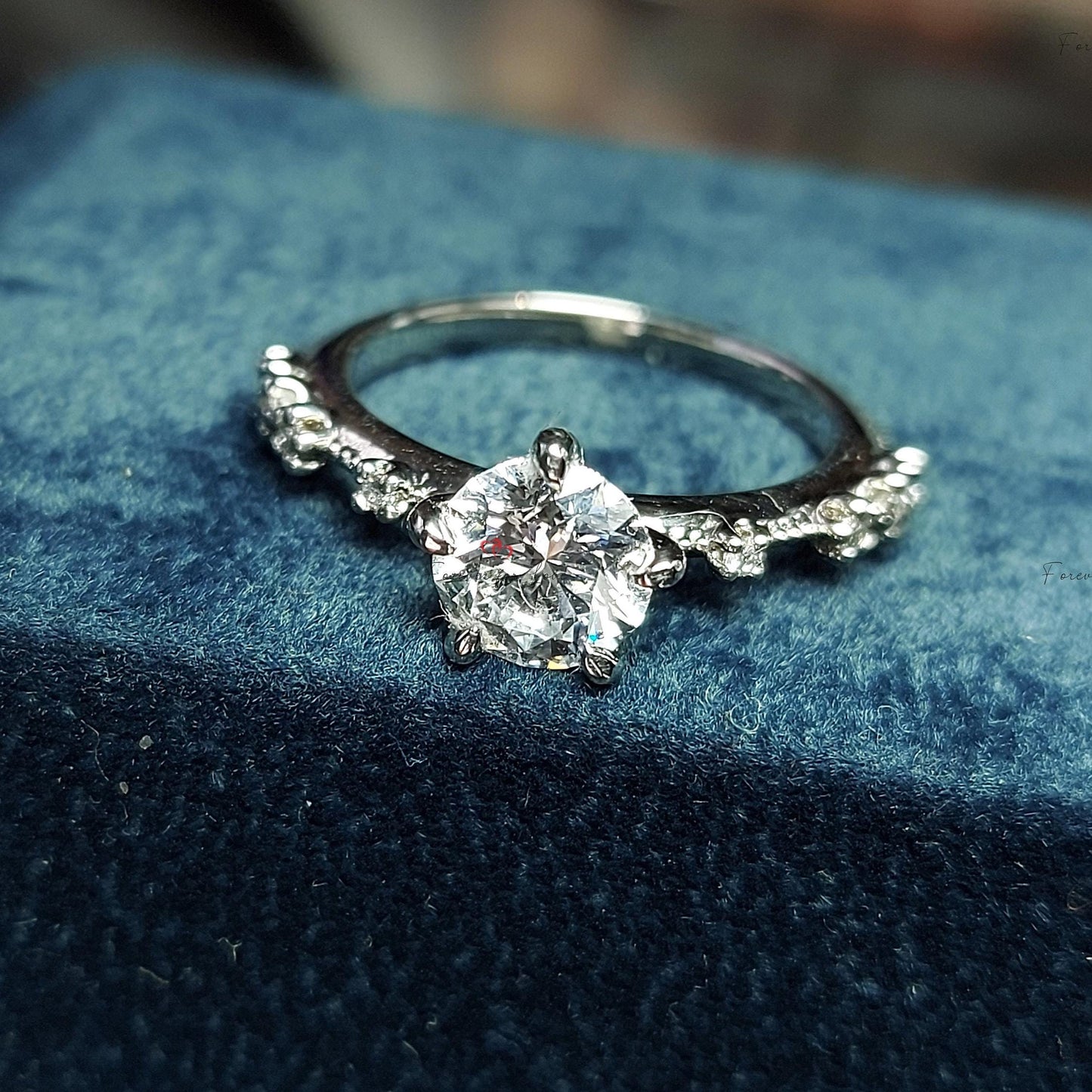 1,10 Karat runder Labor-Diamant-Verlobungsring mit drei Steinen Round cut Moissanite engagement ring in Gold or Platinum — custom handcrafted by Forever For Love