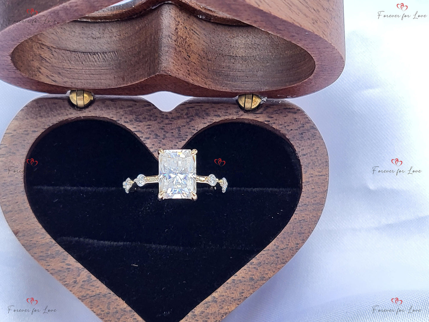 Verlobungsring mit 3 Karat IGI-zertifiziertem Radiant-Diamanten und verdecktem Halo Radiant cut Moissanite engagement ring in 935 Argentium Silber — custom handcrafted by Forever For Love