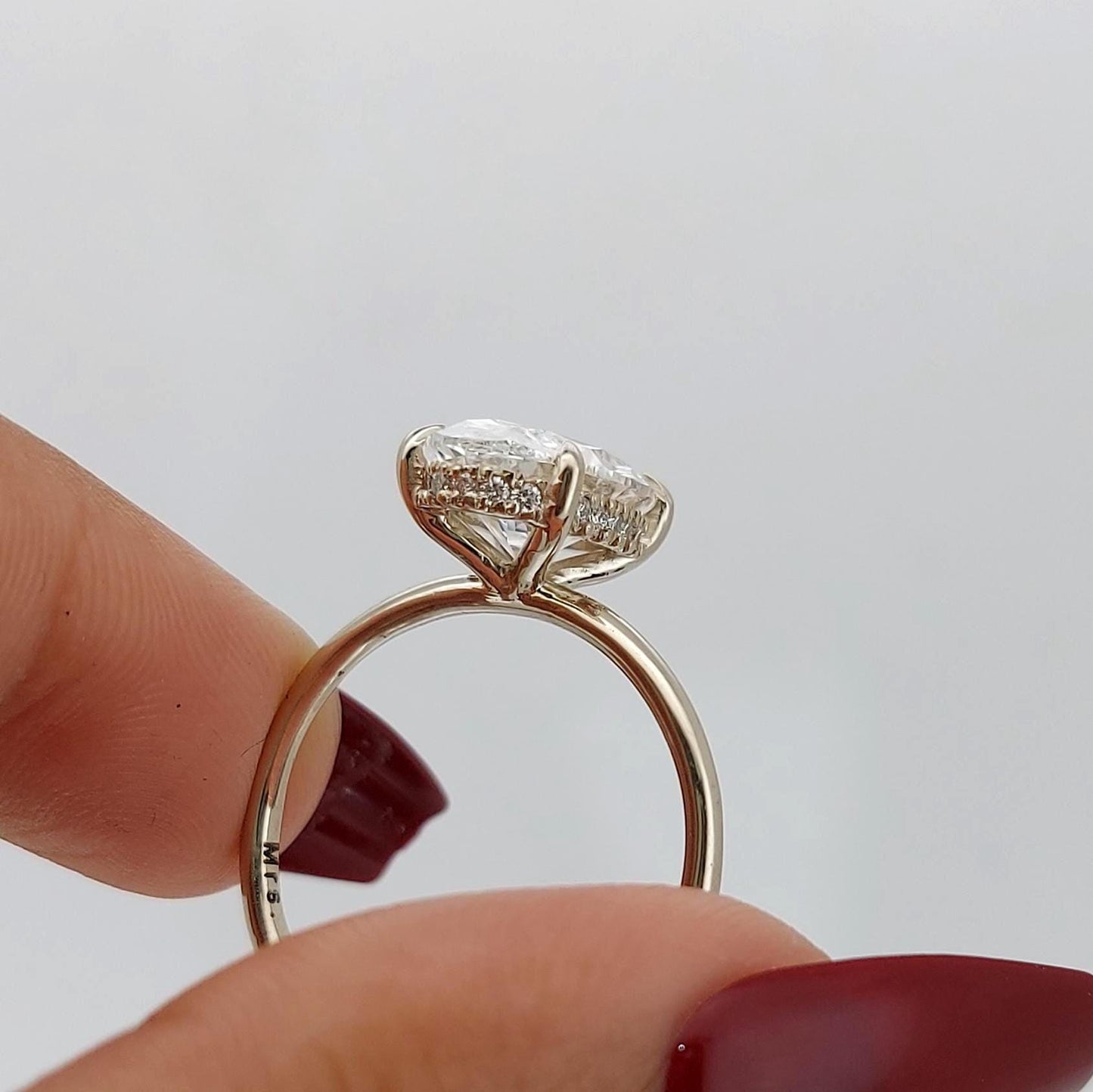 3 Karat ovaler Labor-Diamant D VVS2 zertifizierter Solitär Oval cut Moissanite engagement ring in 935 Argentium Silber — custom handcrafted by Forever For Love