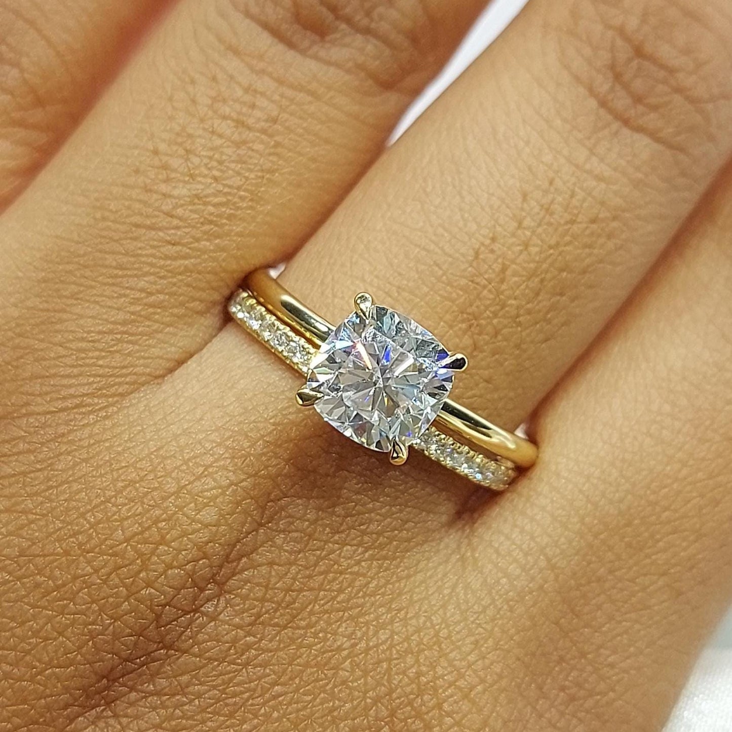 2,5 Karat IGI-zertifiziertes Kissen-Labor-Diamant-Art-Déco-Brautset Cushion cut Moissanite engagement ring in 935 Argentium Silber — custom handcrafted by Forever For Love