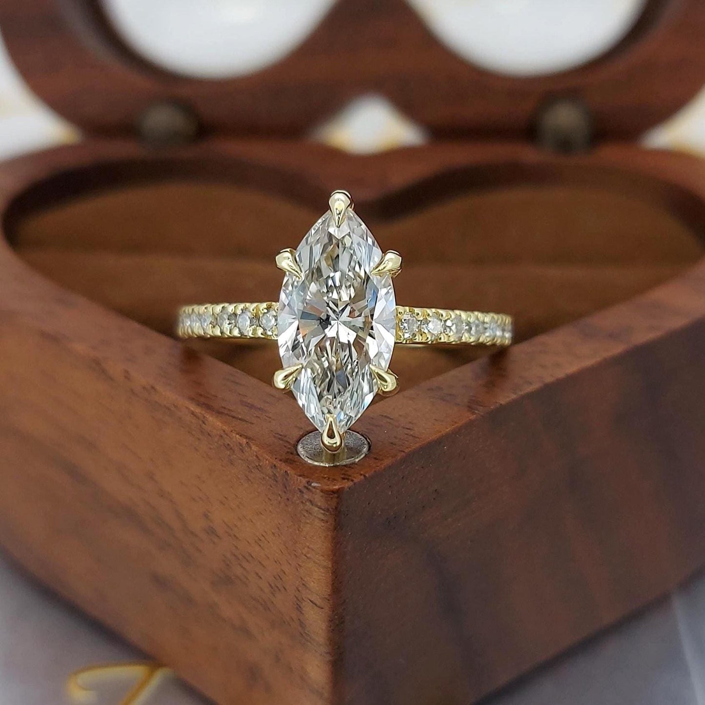 2,5 Karat IGI-zertifizierter Marquise Labor-Diamant Hidden-Halo Verlobungsring Marquise cut Moissanite engagement ring in 935 Argentium Silber — custom handcrafted by Forever For Love