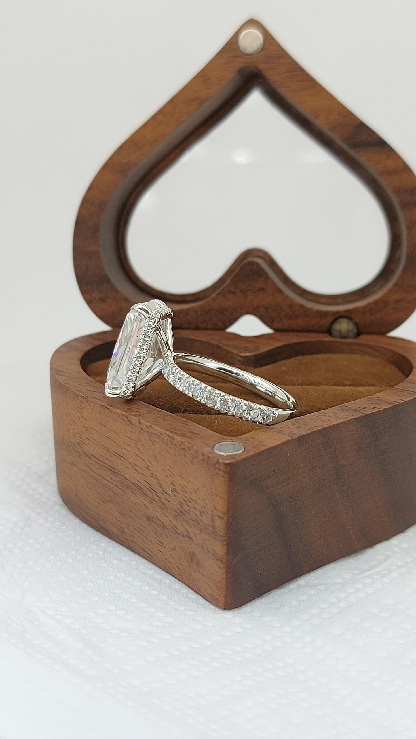 Alliance éternité moissanite taille radiant 5 carats Radiant cut 1Ct Moissanite Taille Brillant engagement ring in Gold or Platinum — custom handcrafted by Forever For Love