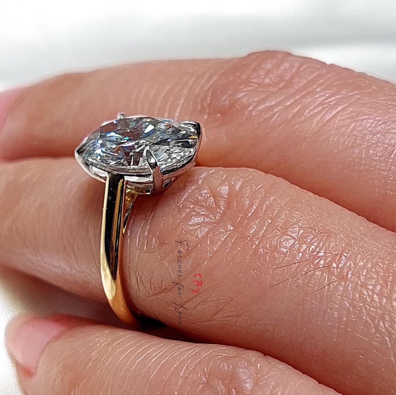 4 Karat ovaler Solitär-Verlobungsring mit Labor-Diamant Oval cut Moissanite engagement ring in 935er Argentium Silber — custom handcrafted by Forever For Love