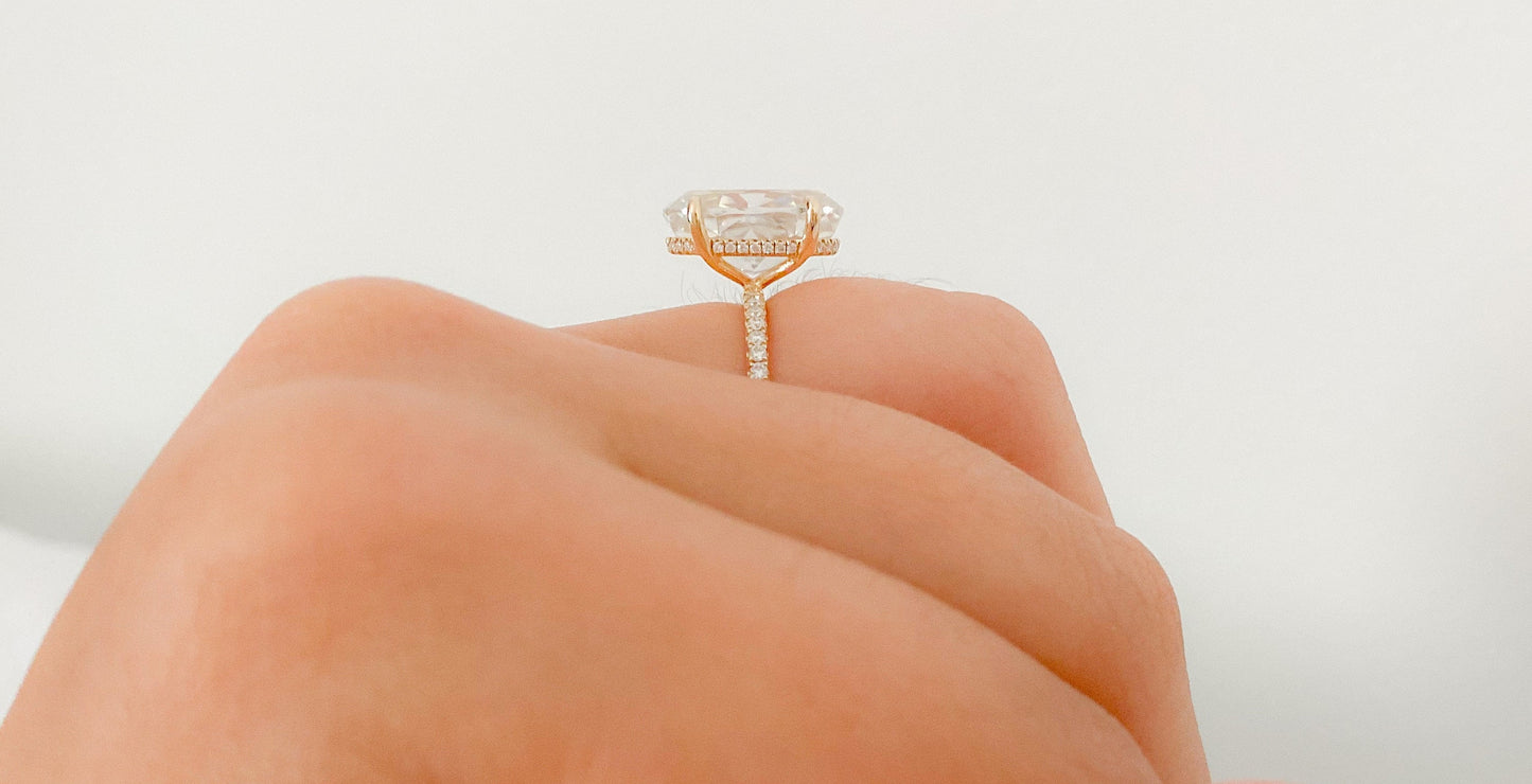 Oval-Verlobungsring/ 7 Karat Crushed Ice Oval 14*9mm Moissanit, verdeckter Diamant-Halo-Ring. Oval cut Moissanite engagement ring in 935er Argentium Silber — custom handcrafted by Forever For Love