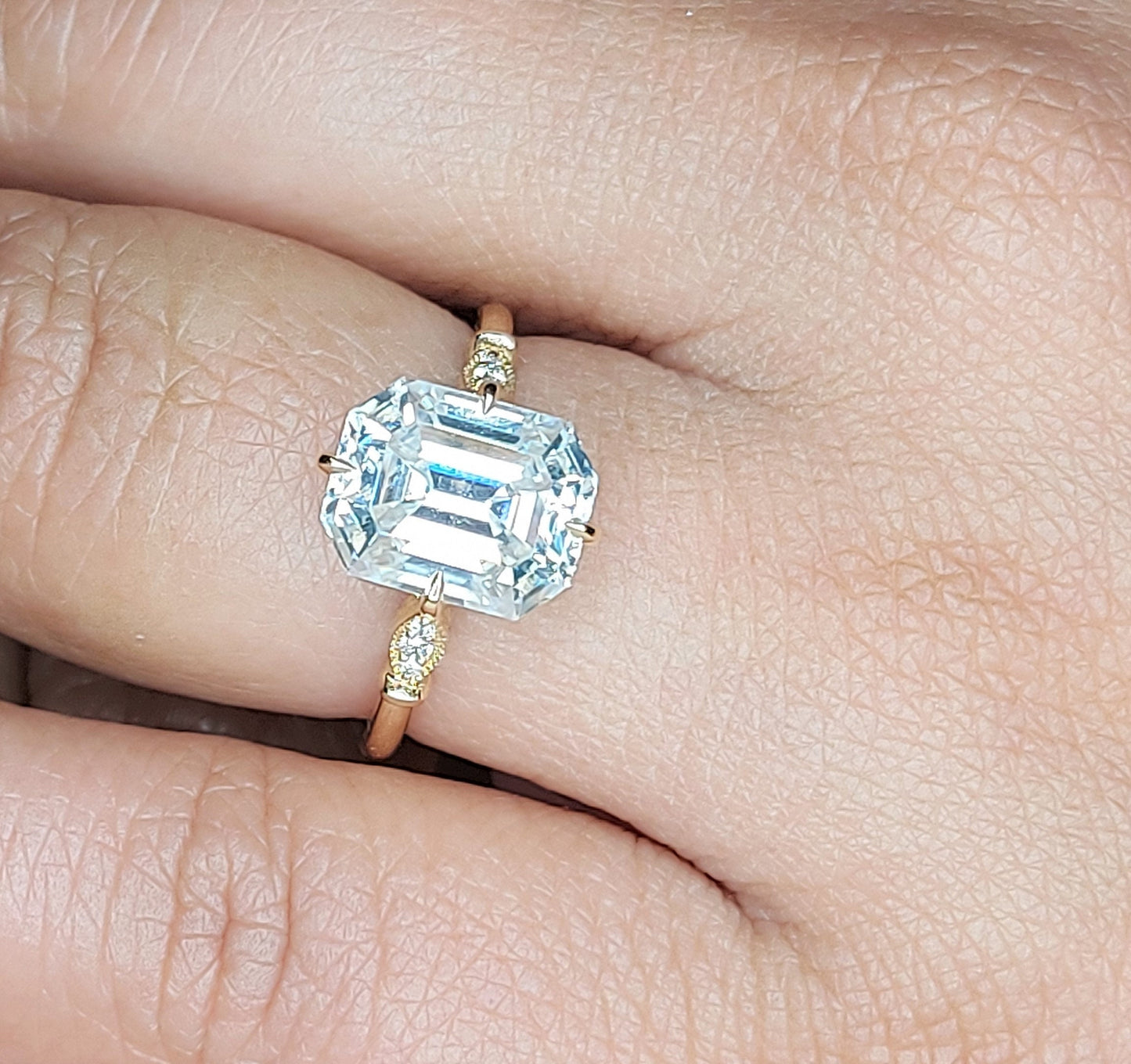 Solitaire moissanite taille émeraude 3 carats ou diamant naturel Emerald cut 1Ct Moissanite taille brillant engagement ring in Gold or Platinum — custom handcrafted by Forever For Love