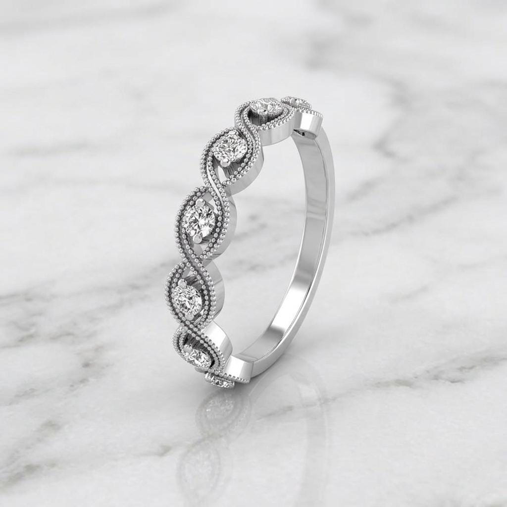 Alliance Art Déco en or massif 14 carats, bague pavée de diamants, alliance vintage, anneau demi-éternité, anneau milgrain fin avec diamant de laboratoire Round cut Moissanite Brillant engagement ring in Gold or Platinum — custom handcrafted by Forever For Love