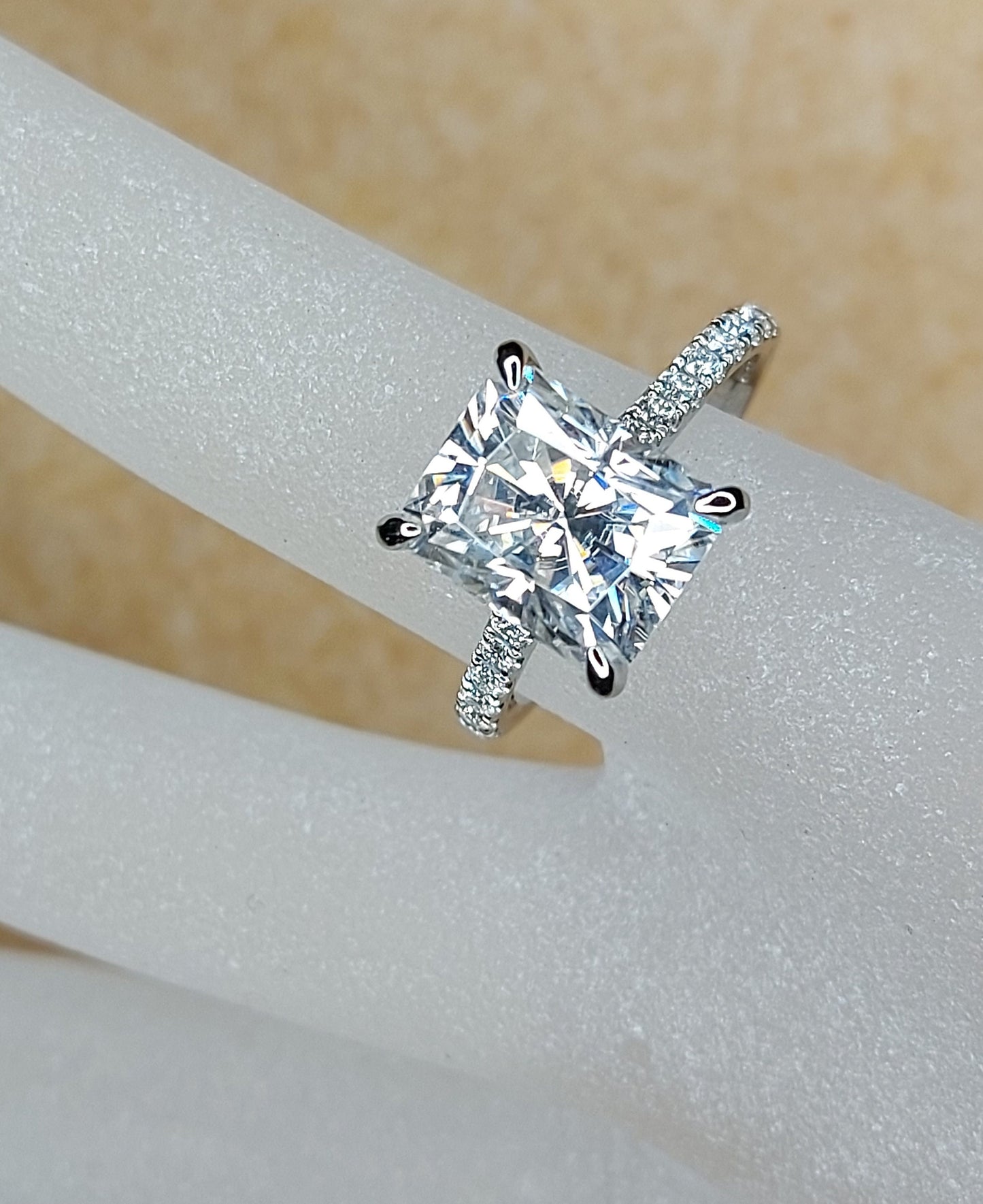 3 Karat Radiant Moissanit-Verlobungsring mit Pavé Radiant cut Moissanite engagement ring in 935 Argentium Silber — custom handcrafted by Forever For Love