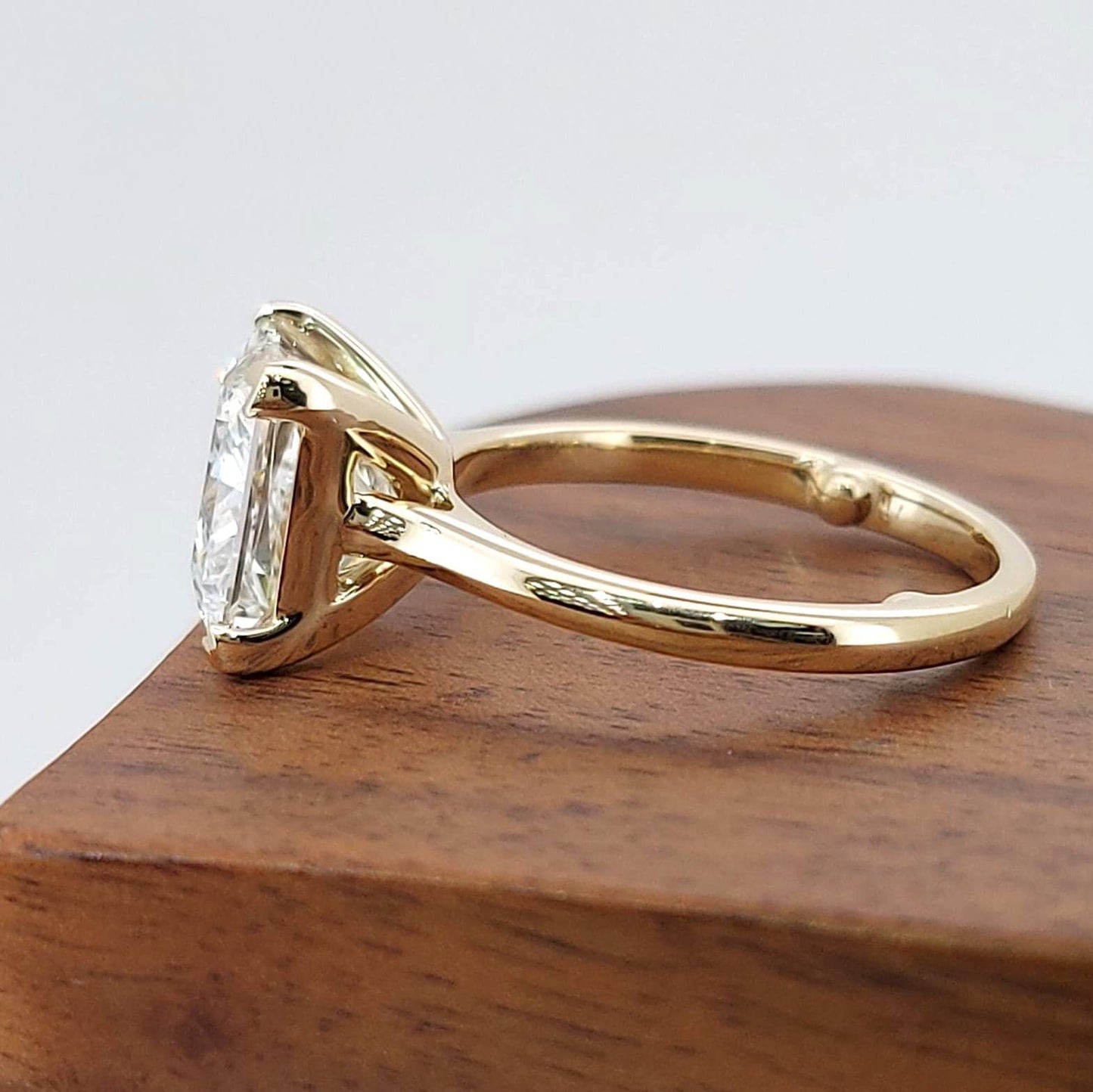 4 Karat IGI-zertifizierter Prinzess-Labordiamant-Verlobungsring Princess cut Moissanite engagement ring in 935er Argentium Silber — custom handcrafted by Forever For Love