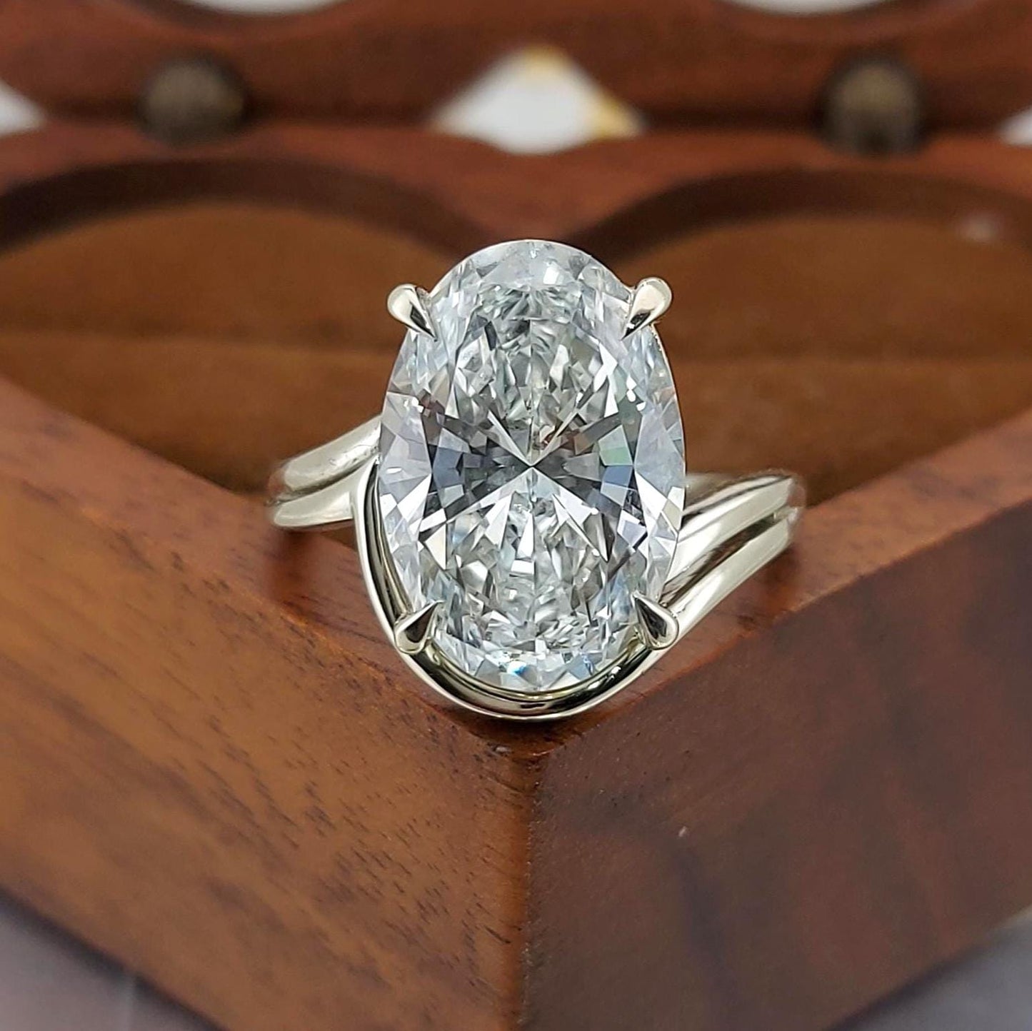 5ct Oval Schliff, D VVS2, IGI-zertifizierter ovaler Verlobungsring, Labor-Diamant-Verlobungsring, im Labor hergestellter Solitärring, Brautantragsring, Geschenk für sie. Oval cut Moissanite engagement ring in 935 Argentium Silber — custom handcrafted by Forever For Love