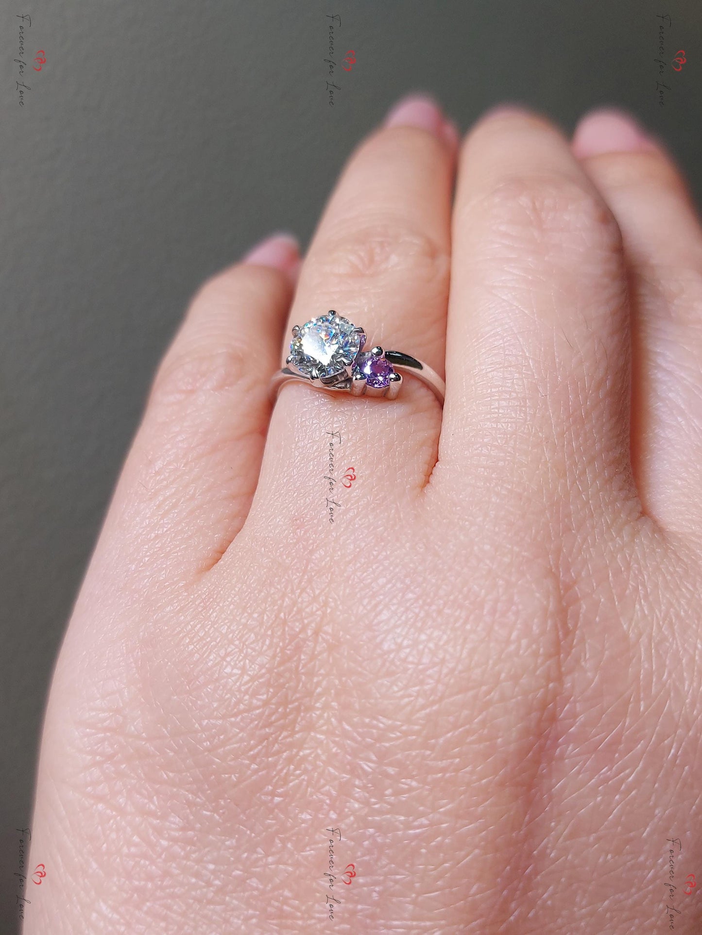 1 Karat IGI zertifizierter Art Déco Labor-Diamantring Round cut Moissanite engagement ring in 935 Argentium Silber — custom handcrafted by Forever For Love
