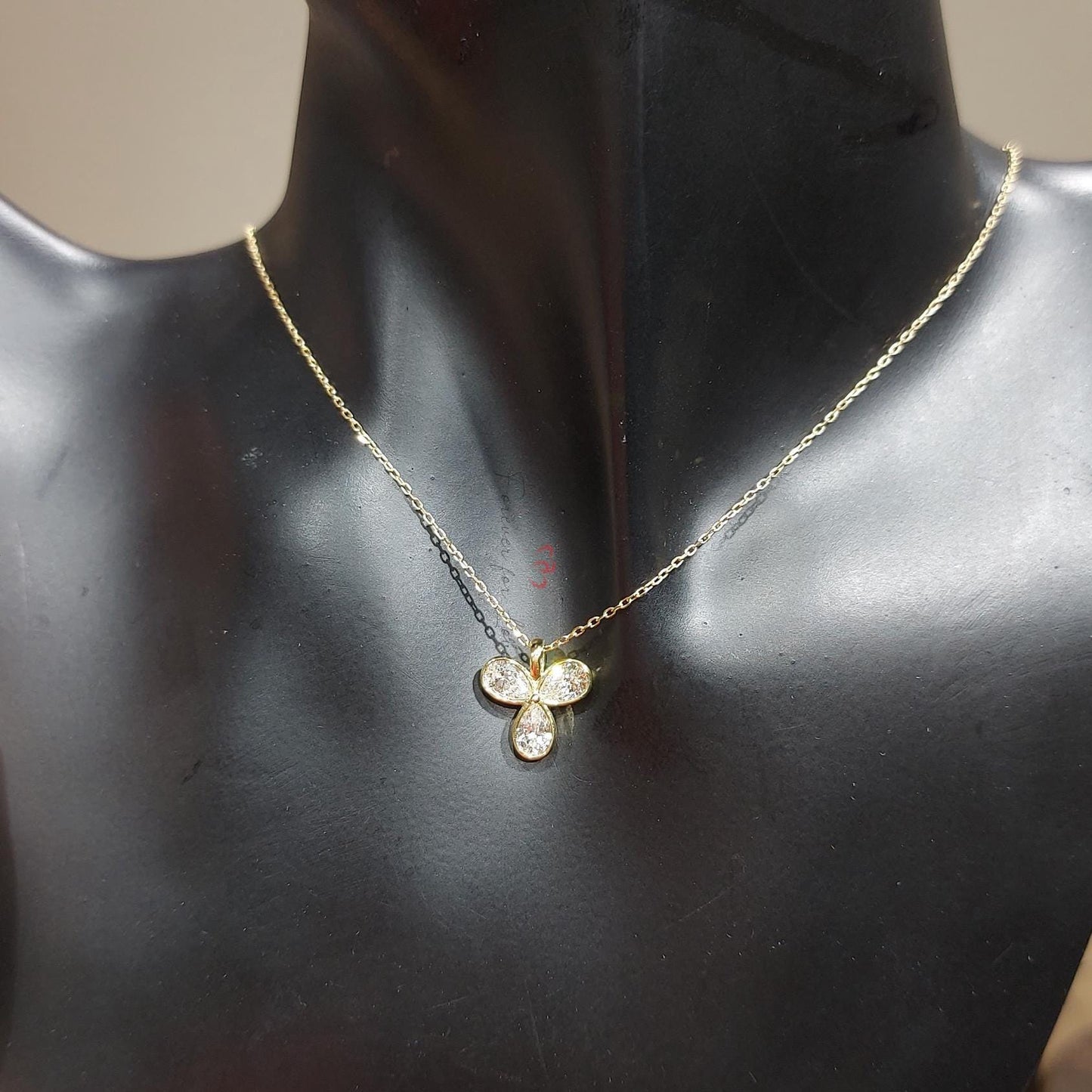 Birnen-Diamant-Kleeblatt-Halskette, 14 Karat Gelbgold, zierlicher minimalistischer Herzanhänger, echte Diamant-Damenhalskette, besonderes Geschenk für sie. Moissanite engagement ring in Gold or Platinum — custom handcrafted by Forever For Love