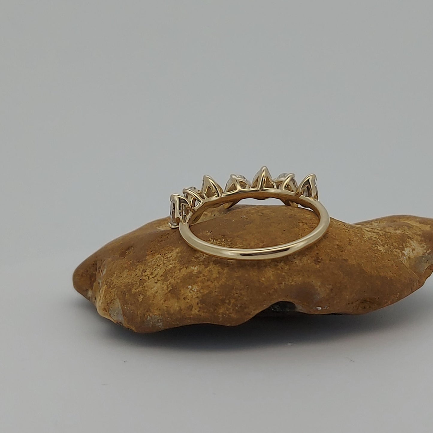 Birnen Labor-Diamant Halb-Eternity-Ring — Platin Pear cut Moissanite engagement ring in 935 Argentium Silber — custom handcrafted by Forever For Love