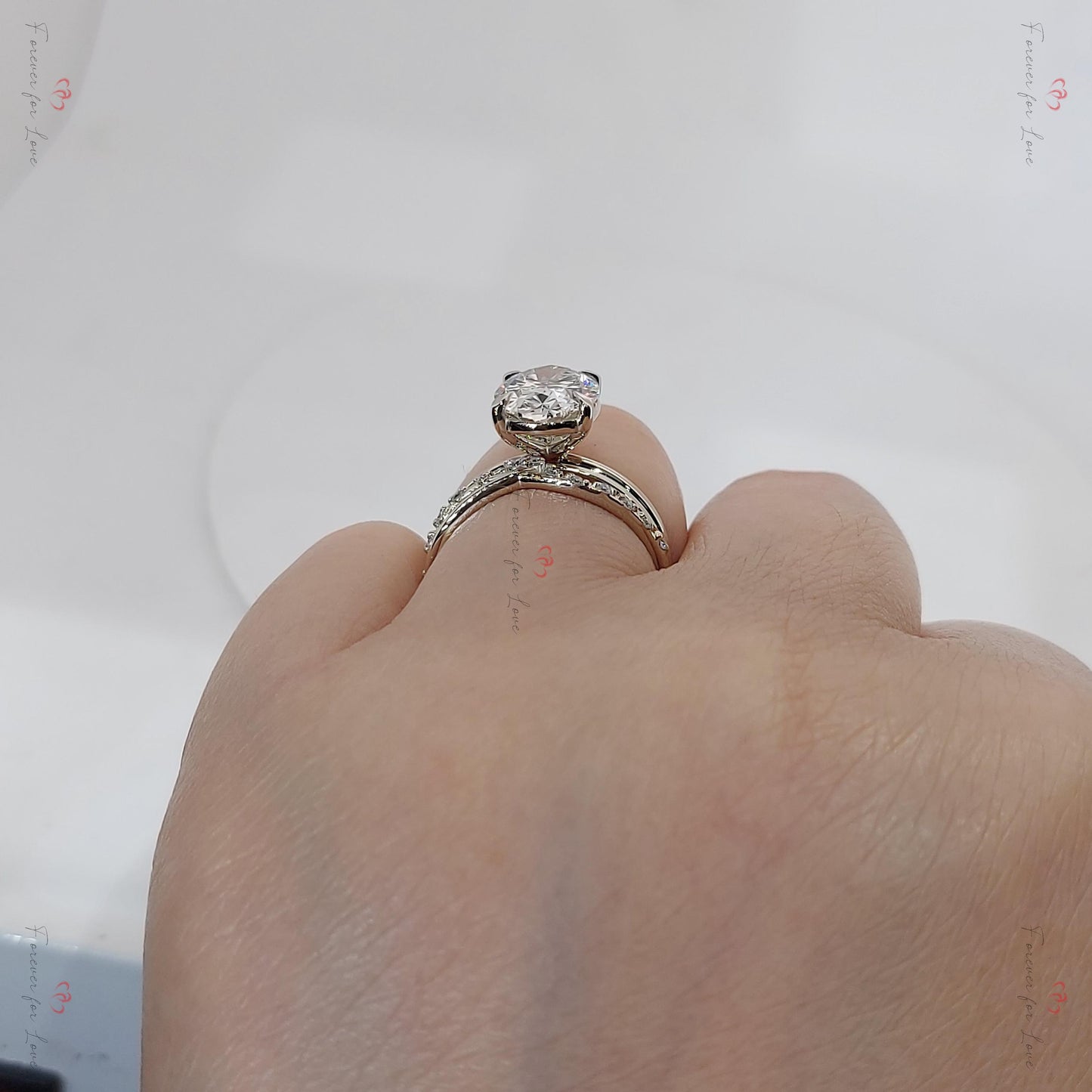 3 Karat ovaler Labor-Diamant mit verstecktem Halo-Band Oval cut Moissanite engagement ring in 935 Argentium Silber — custom handcrafted by Forever For Love