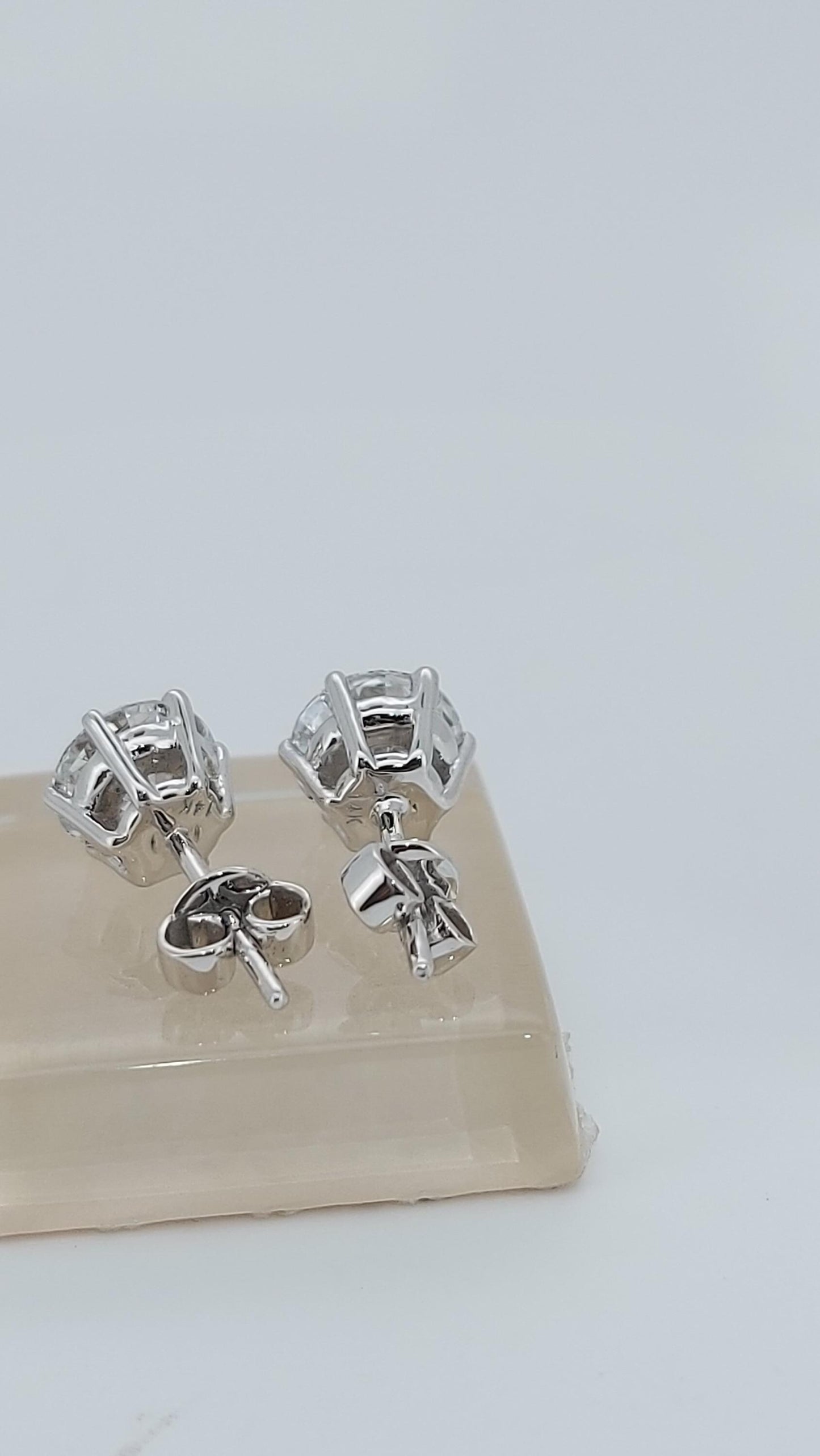 Boucles d'oreilles clous rondes en or blanc avec diamants de laboratoire totalisant 4 carats, clous de diamants, véritables clous de diamants pour anniversaire, cadeau de Saint-Valentin pour elle 0,5 carat Moissanite engagement ring in Gold or Platinum — custom handcrafted by Forever For Love