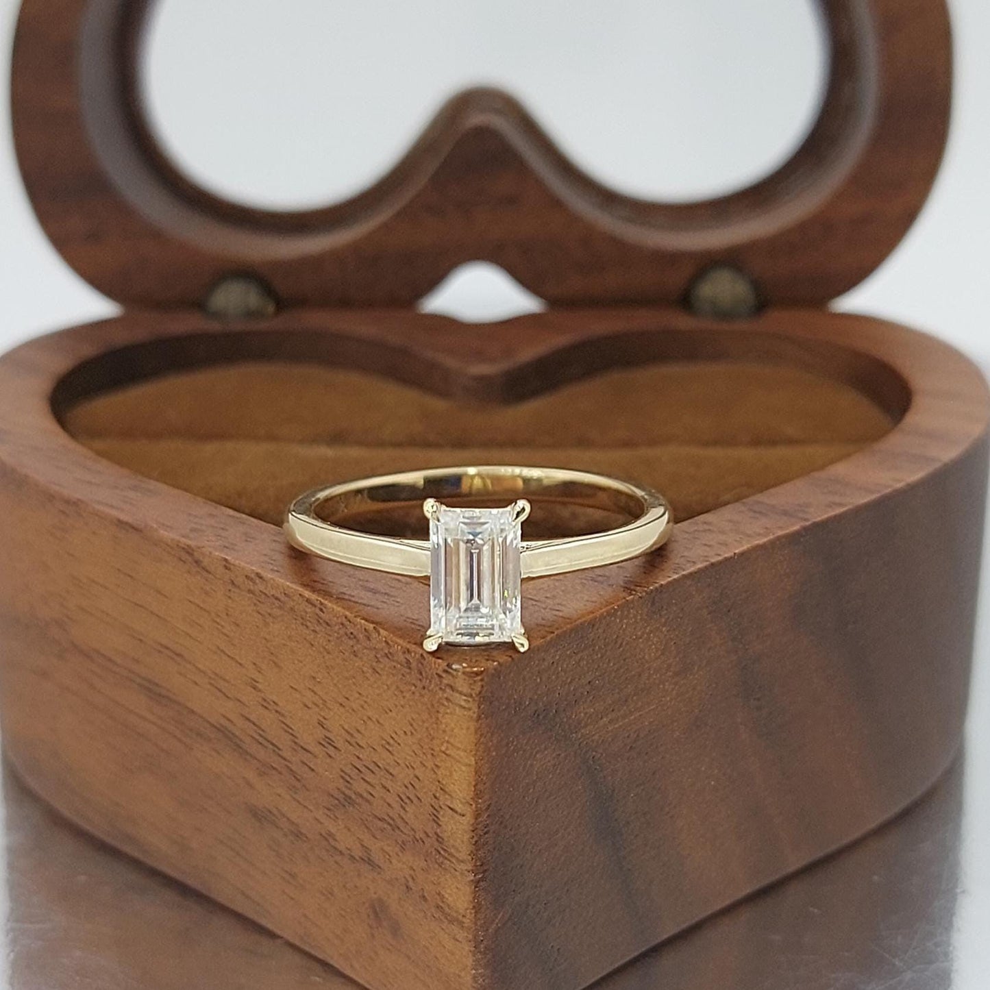 0,8 Karat IGI-zertifizierter Smaragd-Diamant, Smaragd-Solitär-Verlobungsring Emerald cut Moissanite engagement ring in 935 Argentium Silber — custom handcrafted by Forever For Love