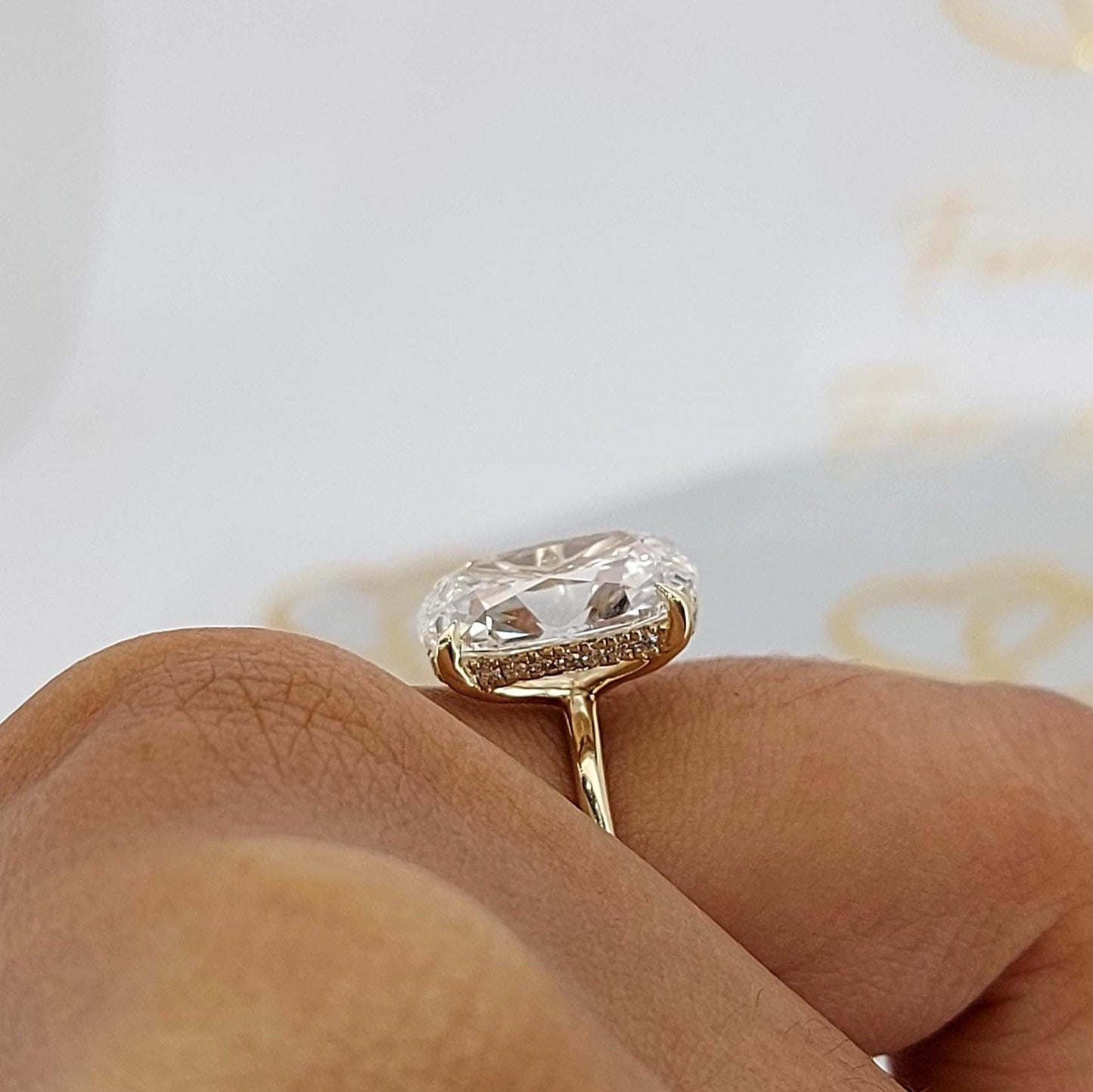 Verlobungsring mit 4 Karat, IGI-zertifiziertem, im Labor gezüchteten Old Mine Diamanten als Solitär Moissanite engagement ring in 935 Argentium Silber — custom handcrafted by Forever For Love