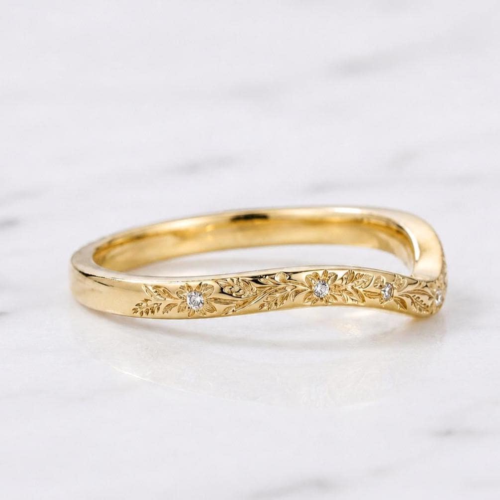 Alliance de mariage Chevron floral en diamant, bague en V, diamant de laboratoire, bague empilable délicate, alliance florale minimaliste, cadeau pour elle Round cut Moissanite taille brillant engagement ring in Gold or Platinum — custom handcrafted by Forever For Love